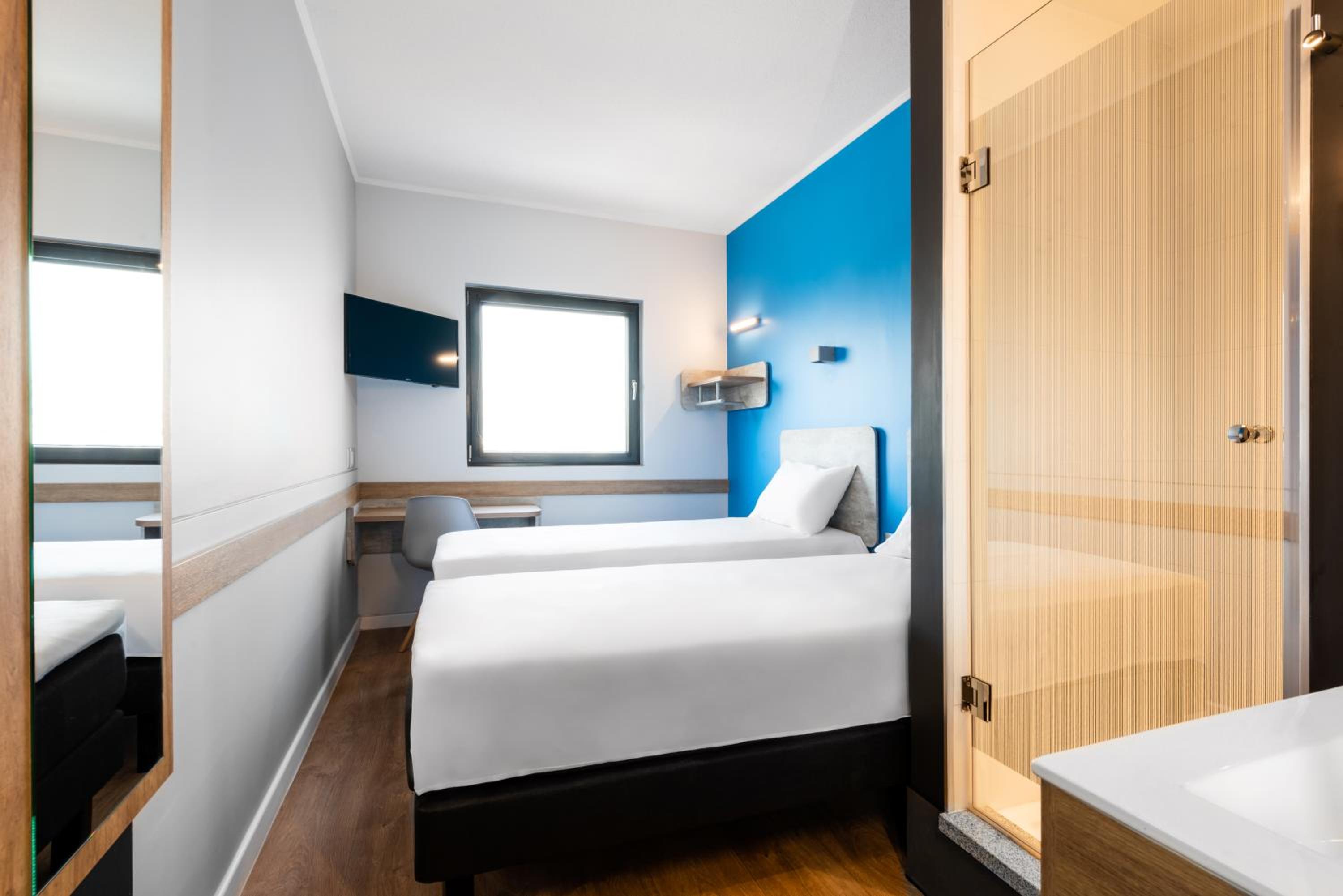 Standard Twin Room - Photo 3