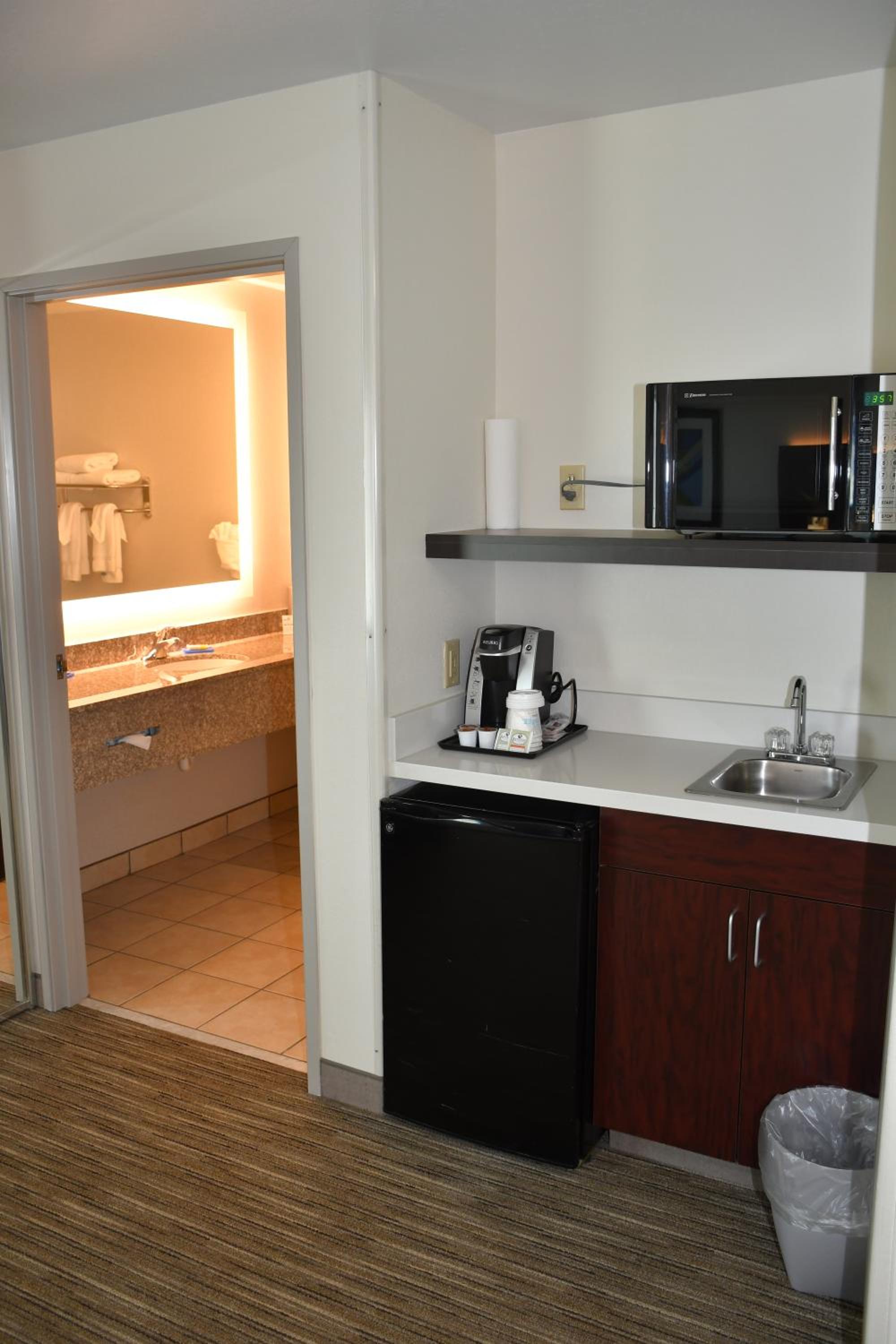 Queen Suite with Two Queen Beds - Photo 5