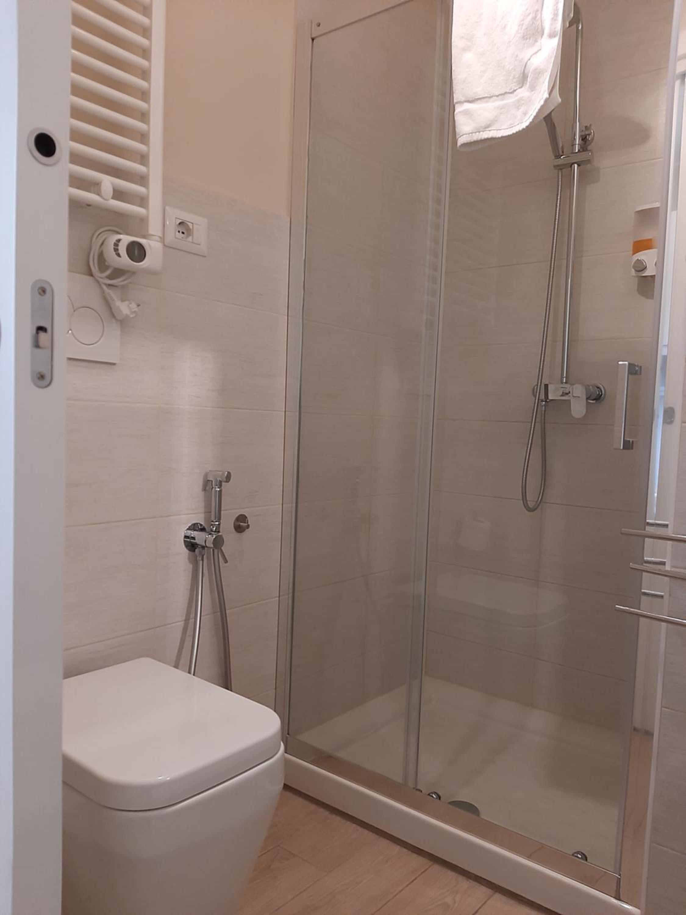 Deluxe Double Room with Balcony - Photo 10
