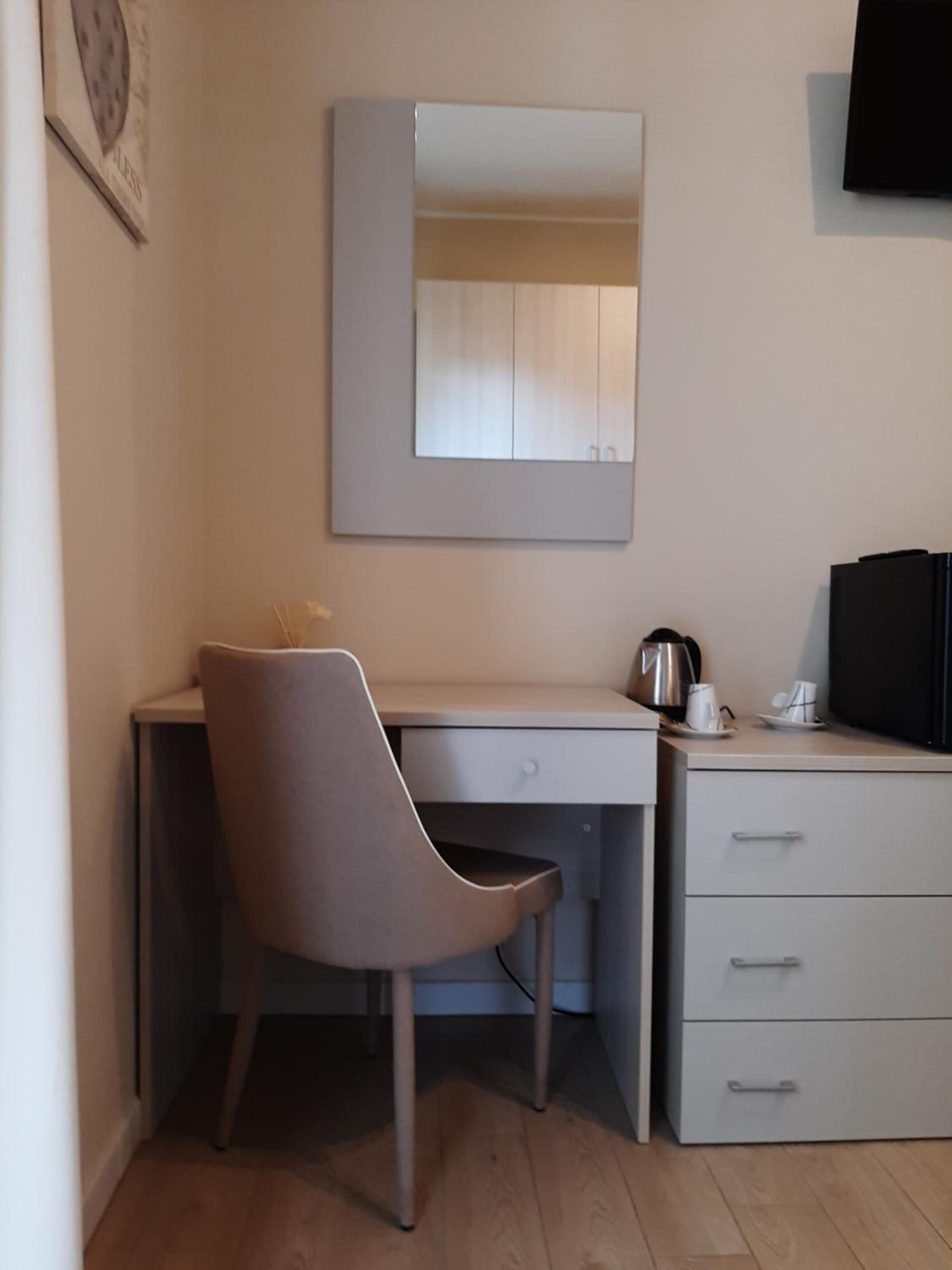 Deluxe Double Room with Balcony - Photo 9
