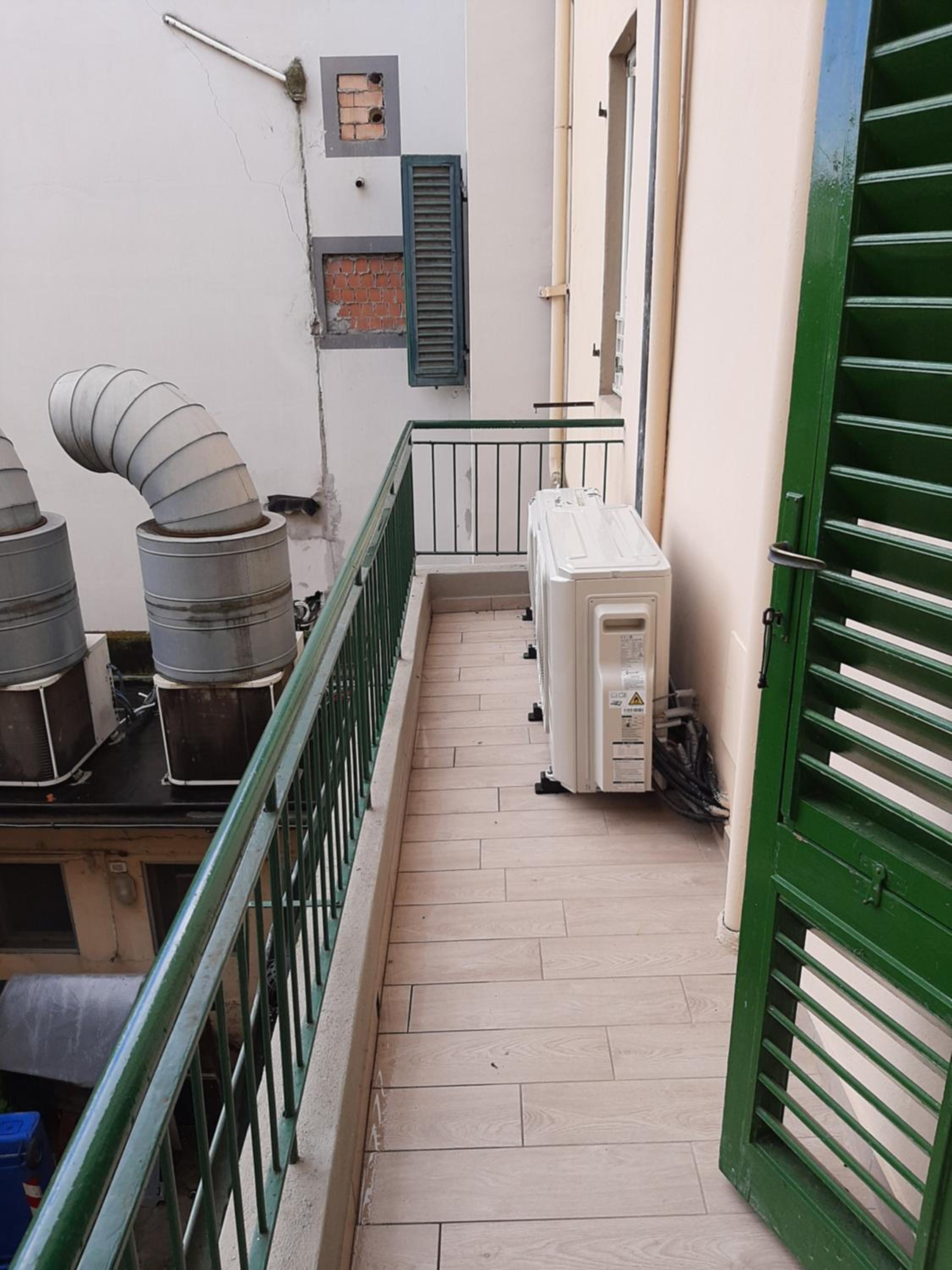 Deluxe Double Room with Balcony - Photo 11