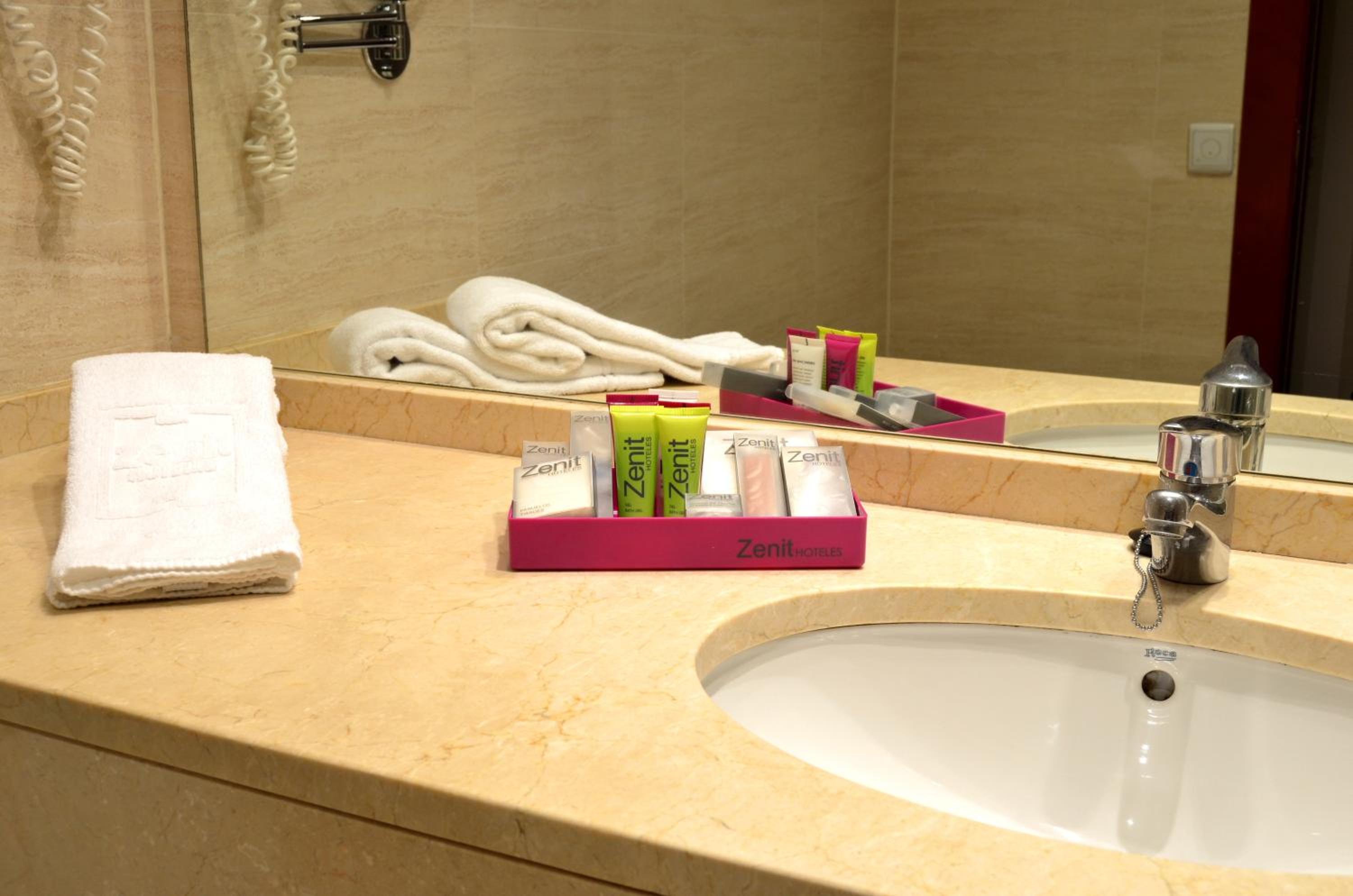 Double or Twin Room - Photo 14