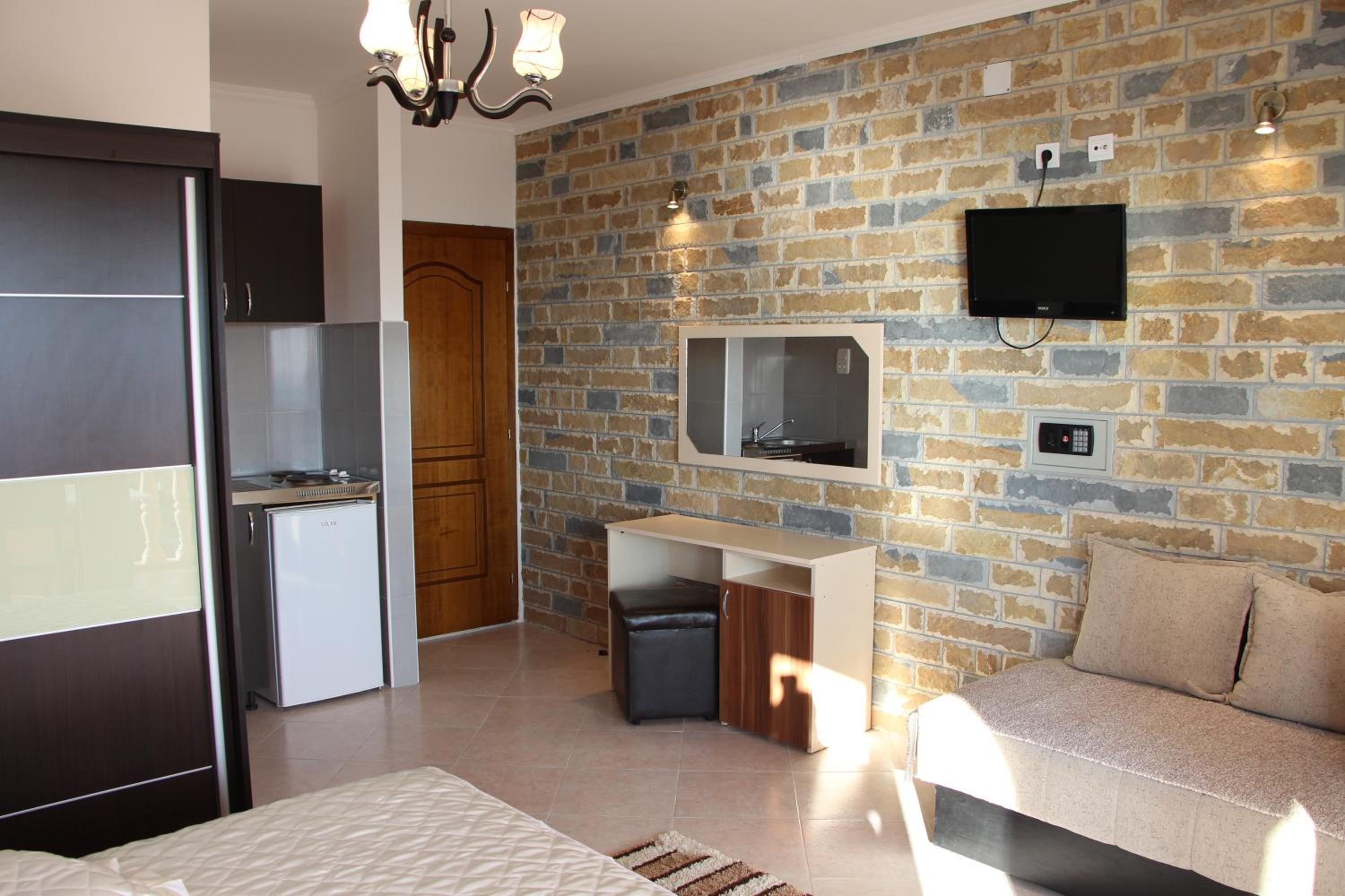 Studio Apartment - Photo 1
