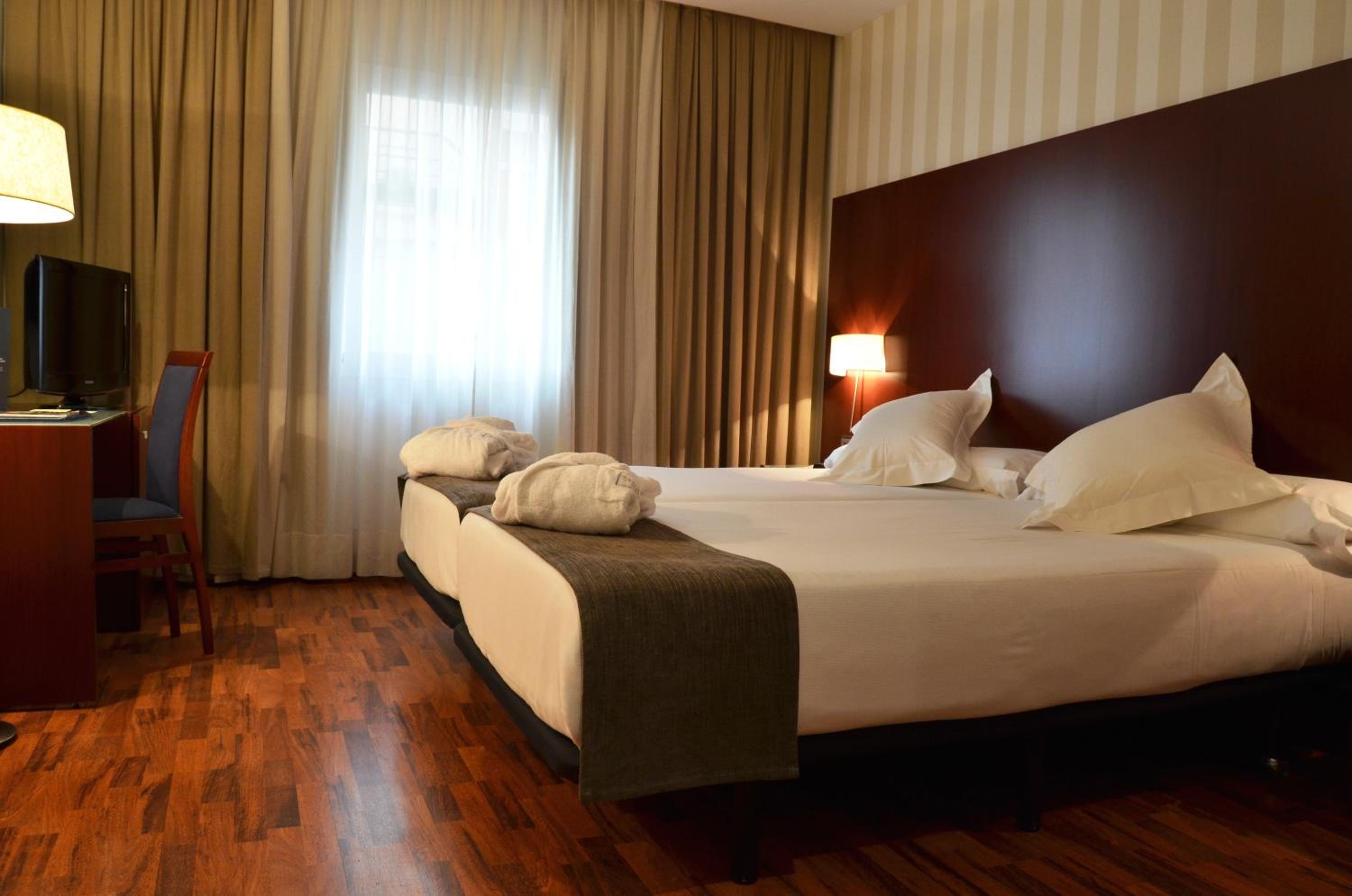 Double or Twin Room - Photo 12