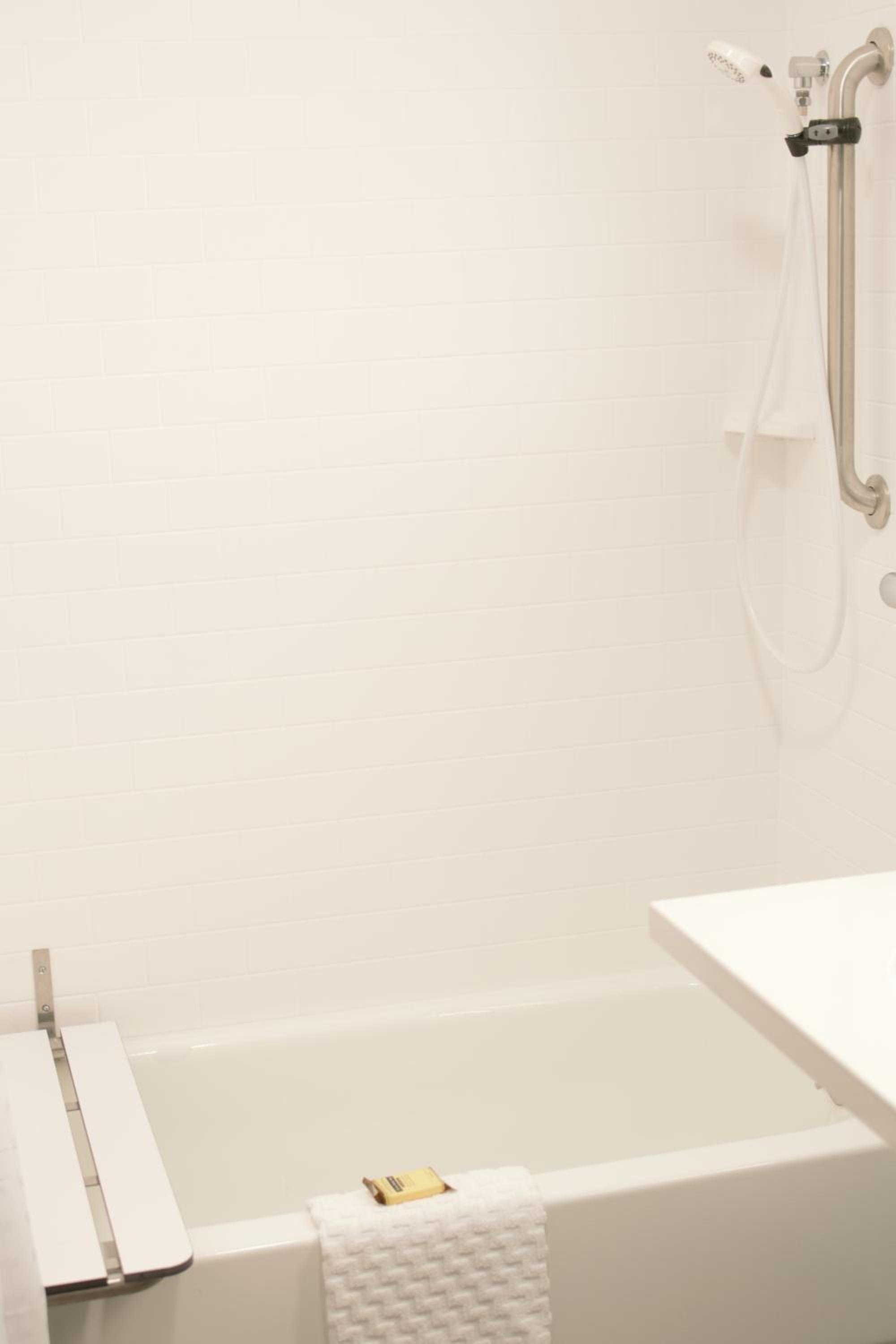 Queen Room with mobility Accessible Tub - Photo 5