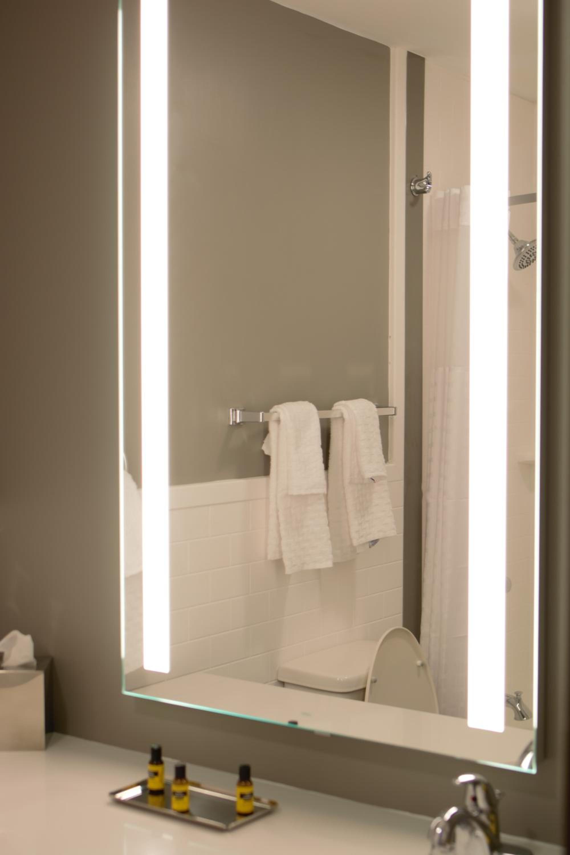 Queen Room with Roll-In Shower - Disability Access - Photo 2