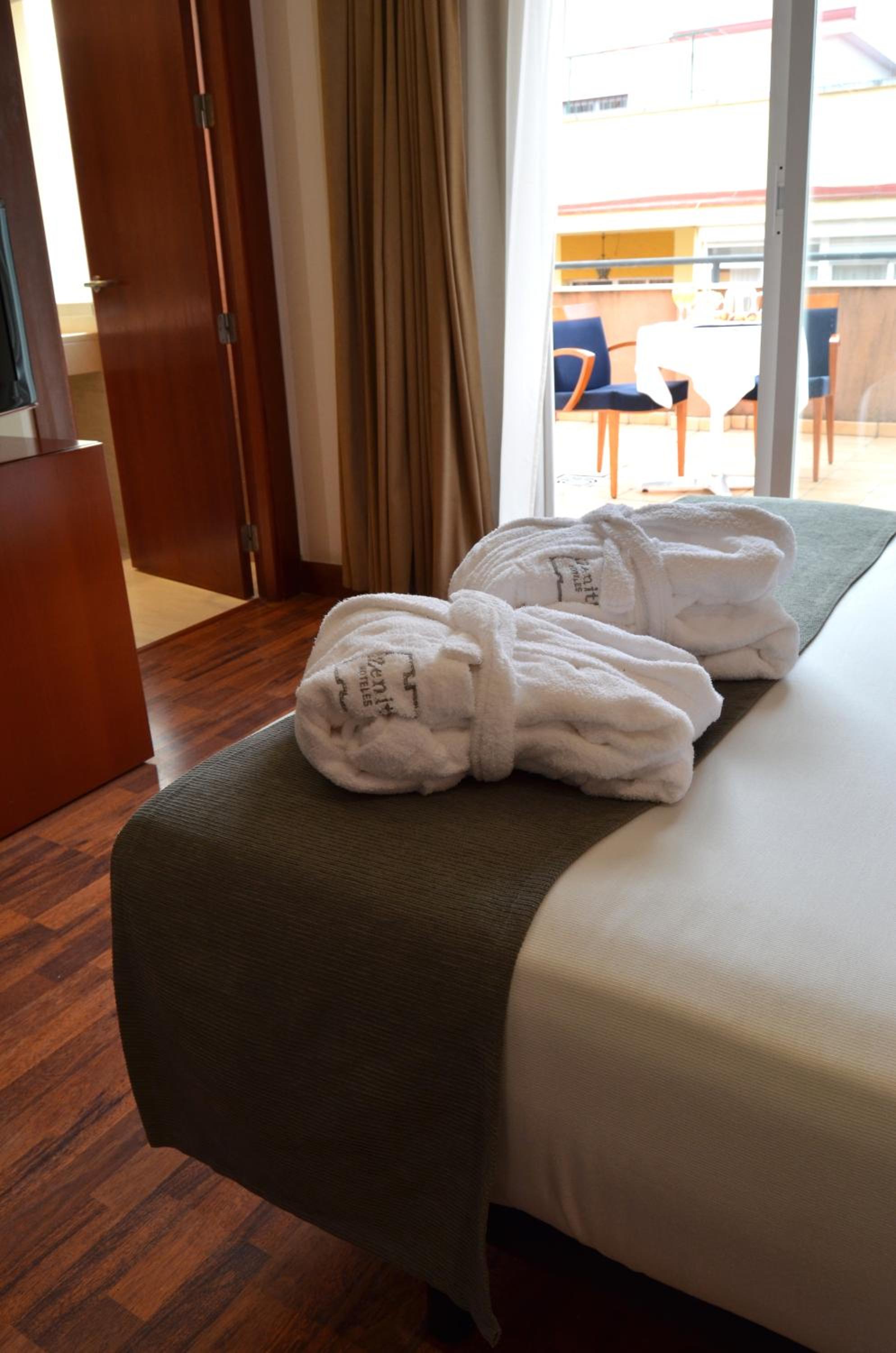 Double or Twin Room - Photo 11