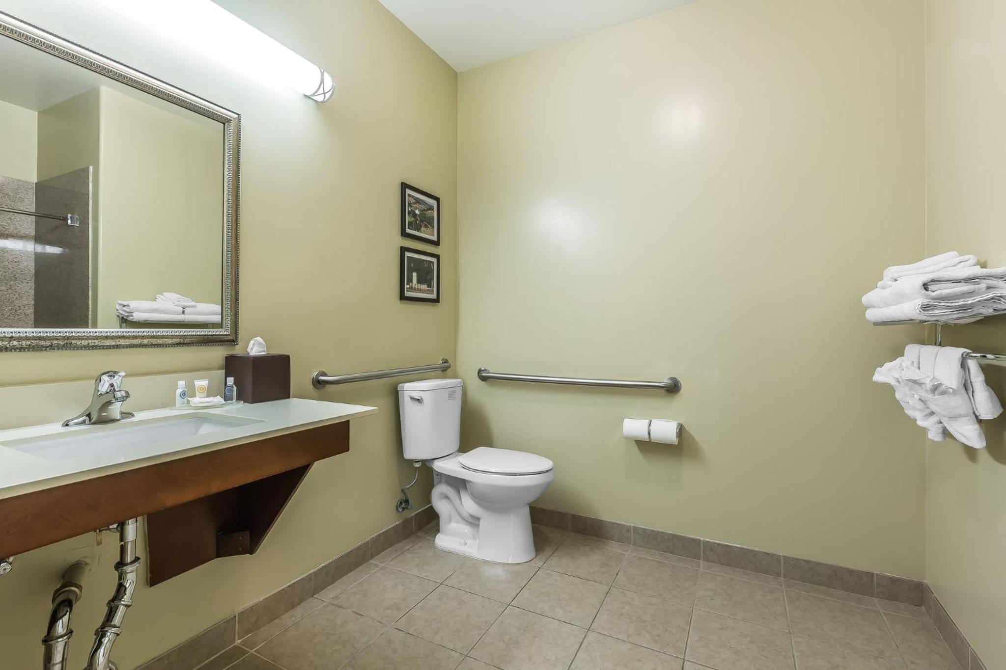 Queen Room with Two Queen Beds and Roll-In Shower - Accessible/Non-Smoking - Photo 6