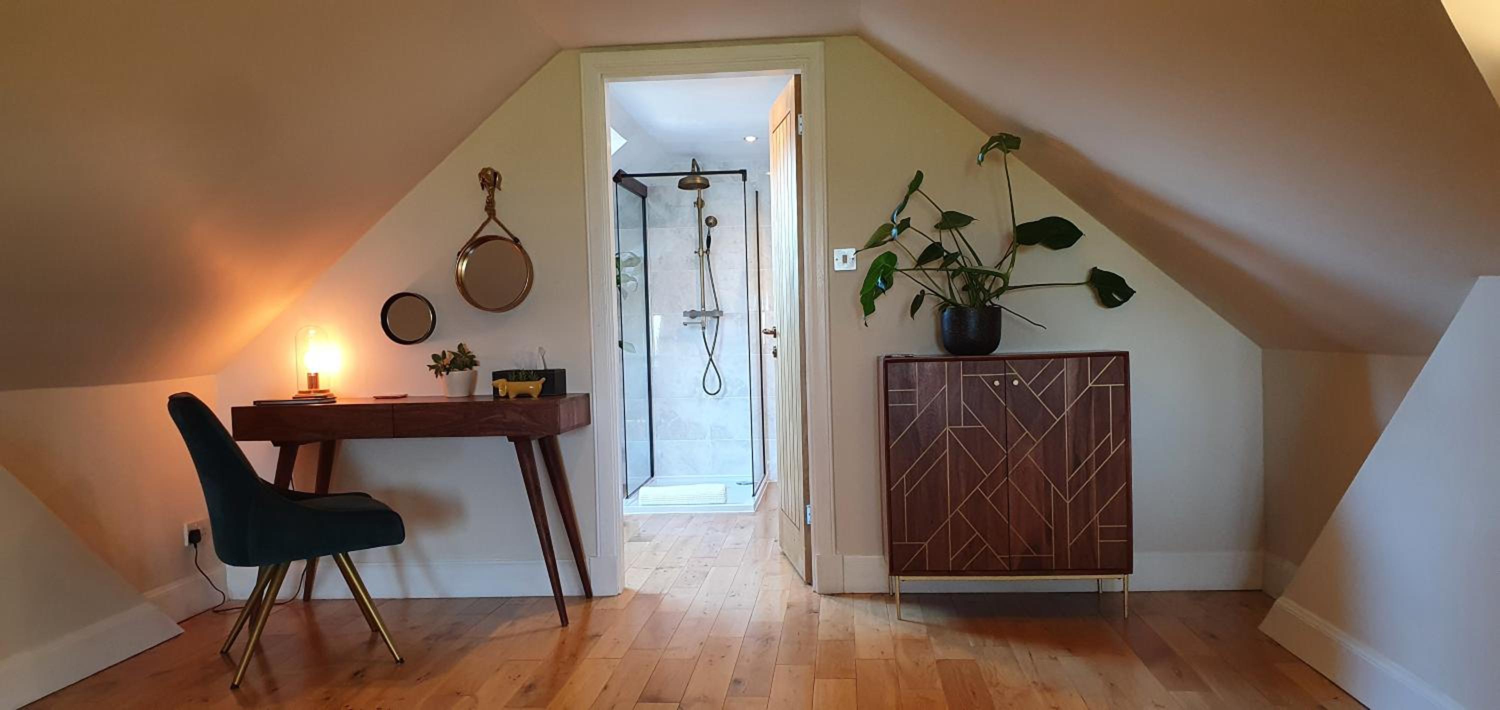 Deluxe King Suite - Photo 13