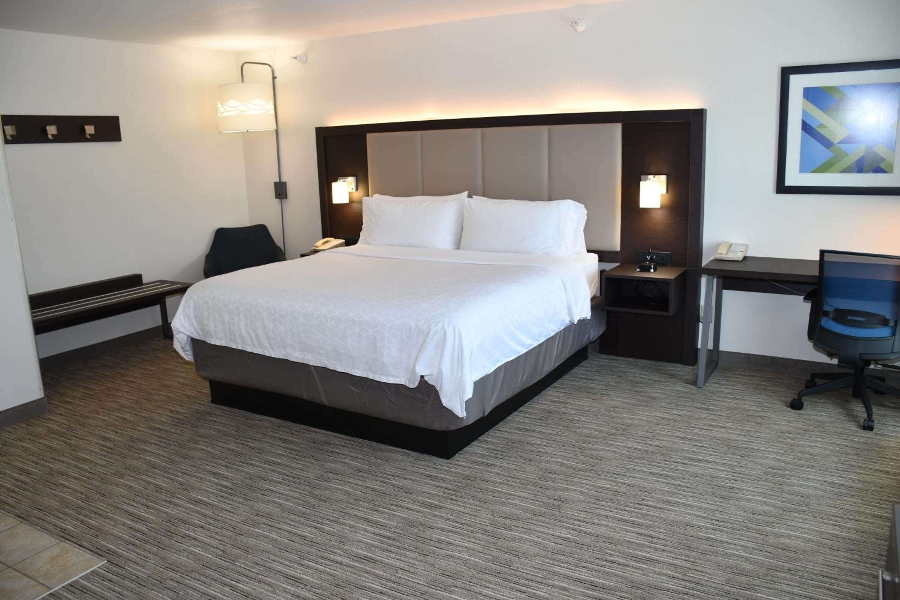 Standard King Room with Extra Floor Space photo 1
