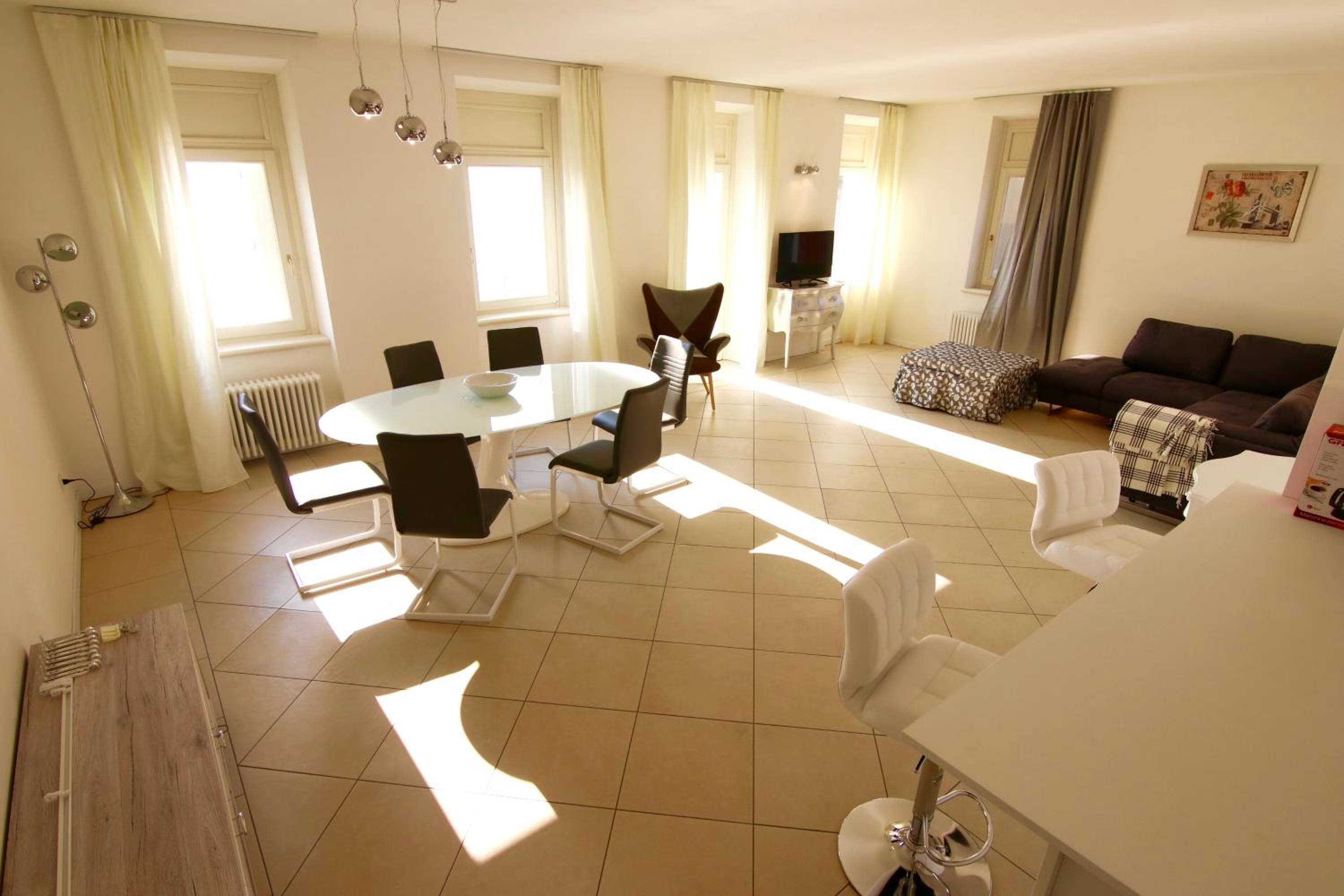 Deluxe Two-Bedroom Apartment with Balcony and Lake View photo 1