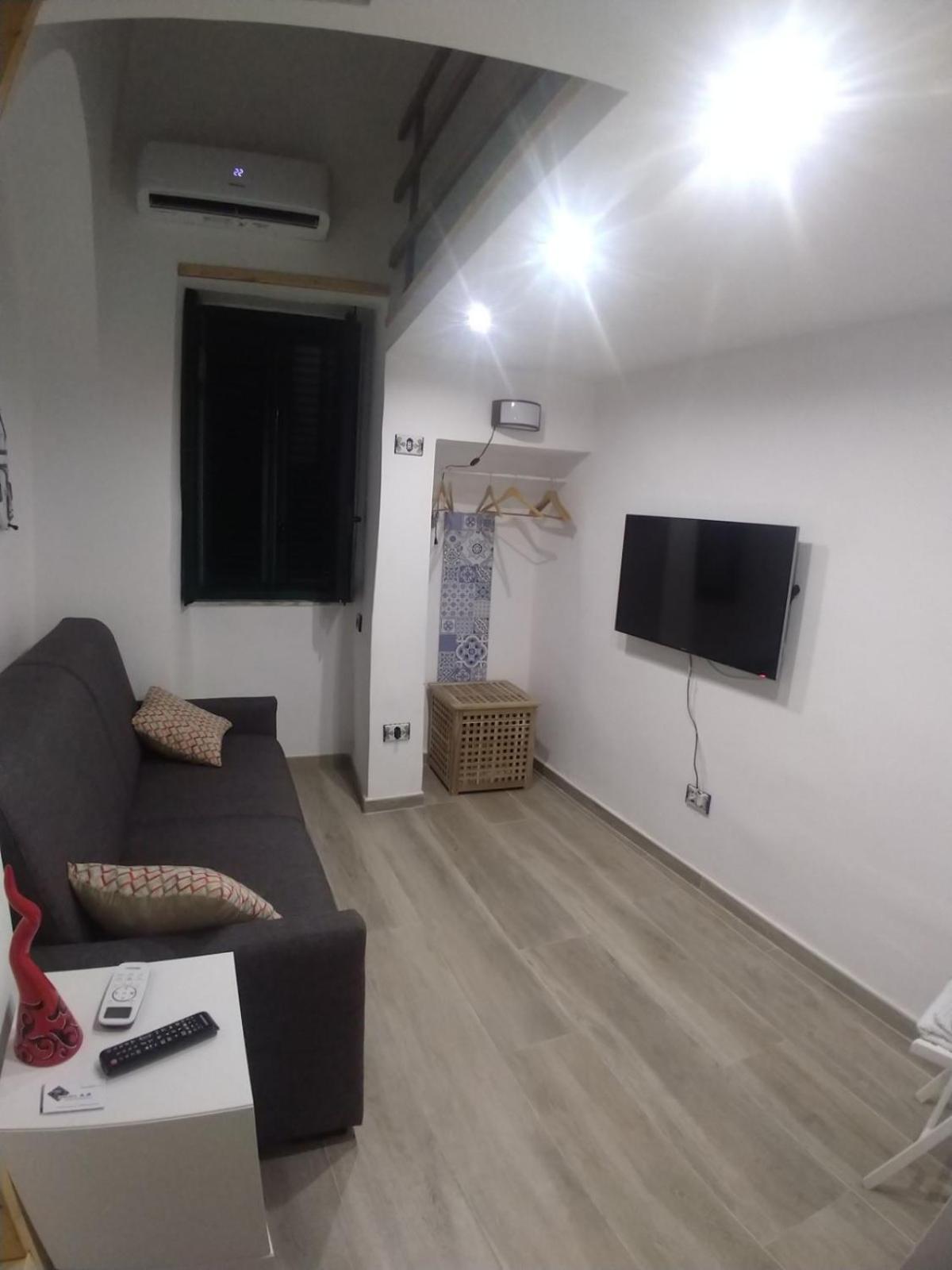 One-Bedroom House - Photo 19