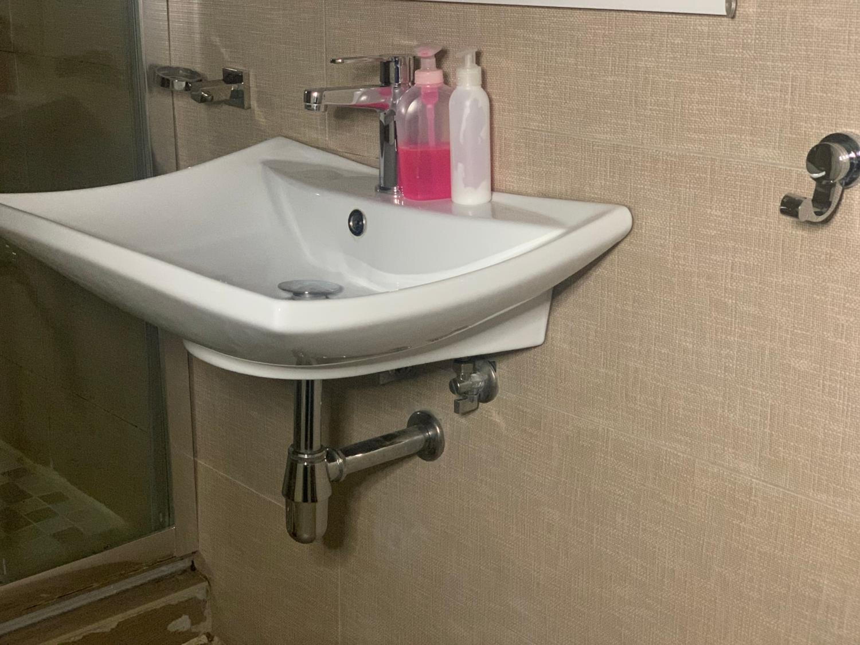 Double or Twin Room with Shower - Photo 6
