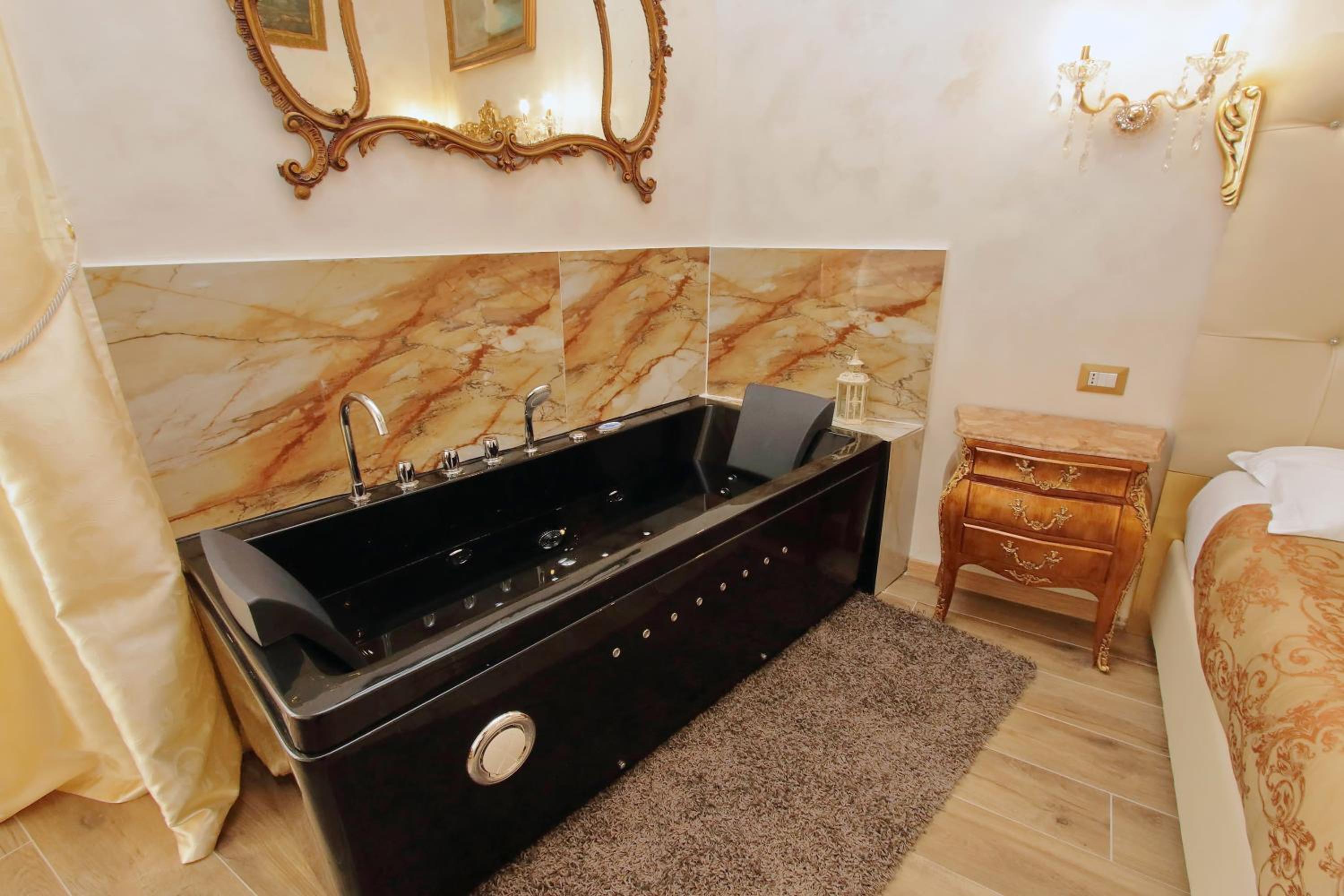 Suite with Spa Bath photo 3