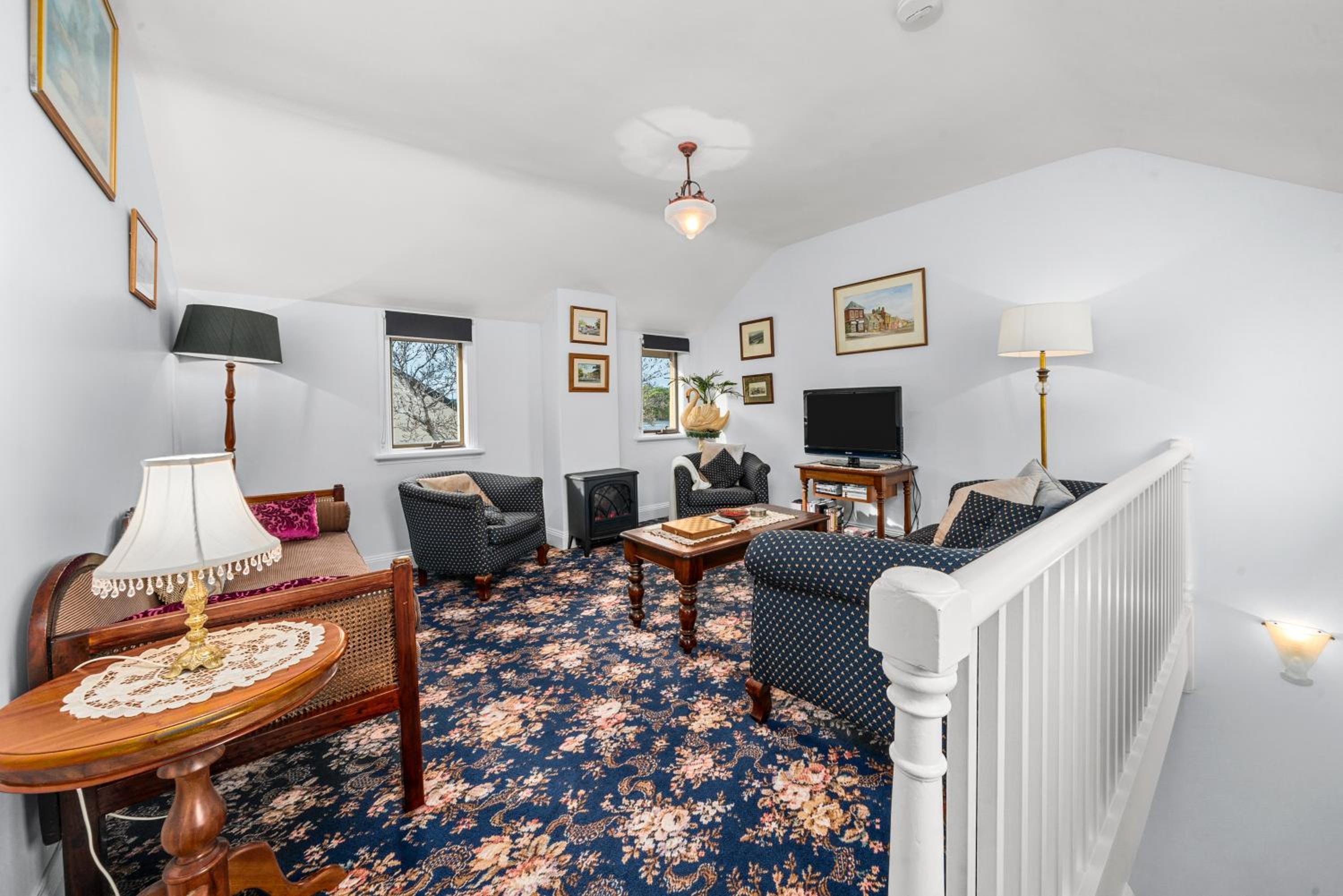 One-Bedroom Apartment - Photo 2