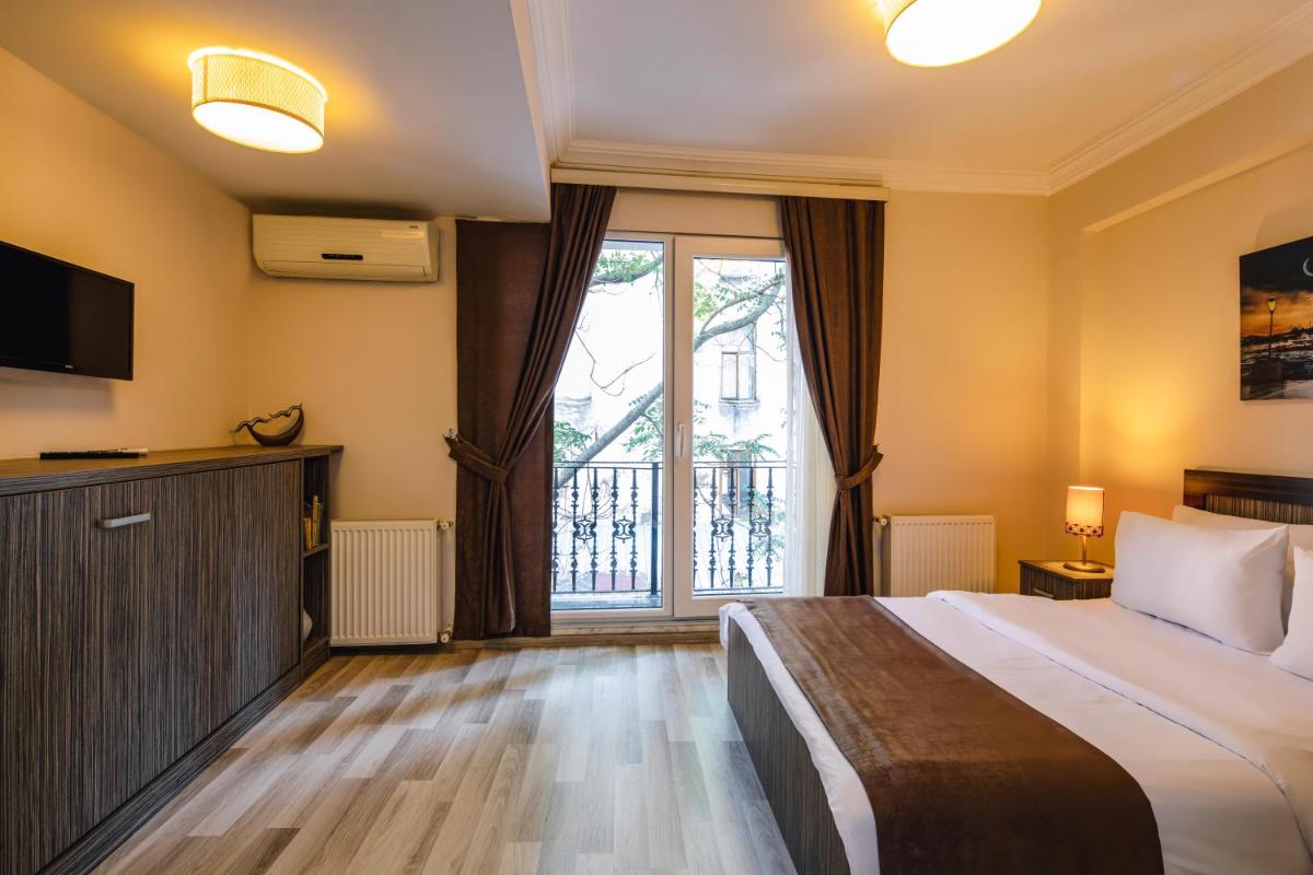 Deluxe Double Room with Balcony photo 2