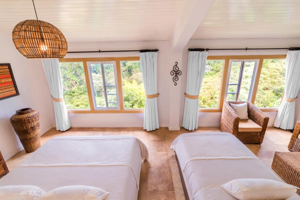 Family Room with Mountain View photo 2
