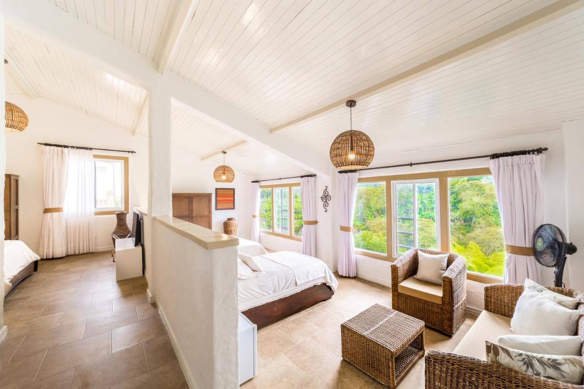 Family Room with Mountain View photo 1