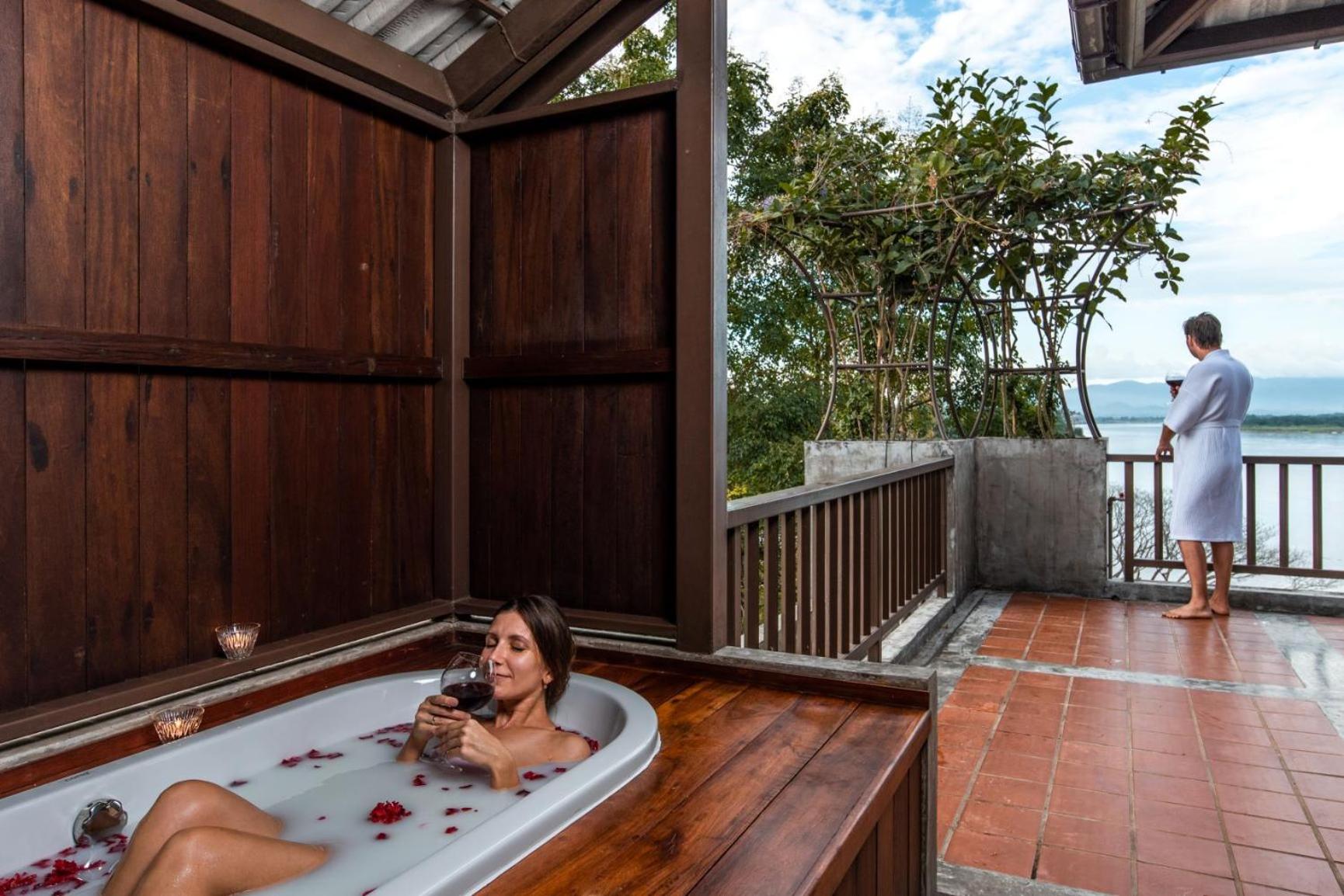 Suite with Hot Tub photo 2