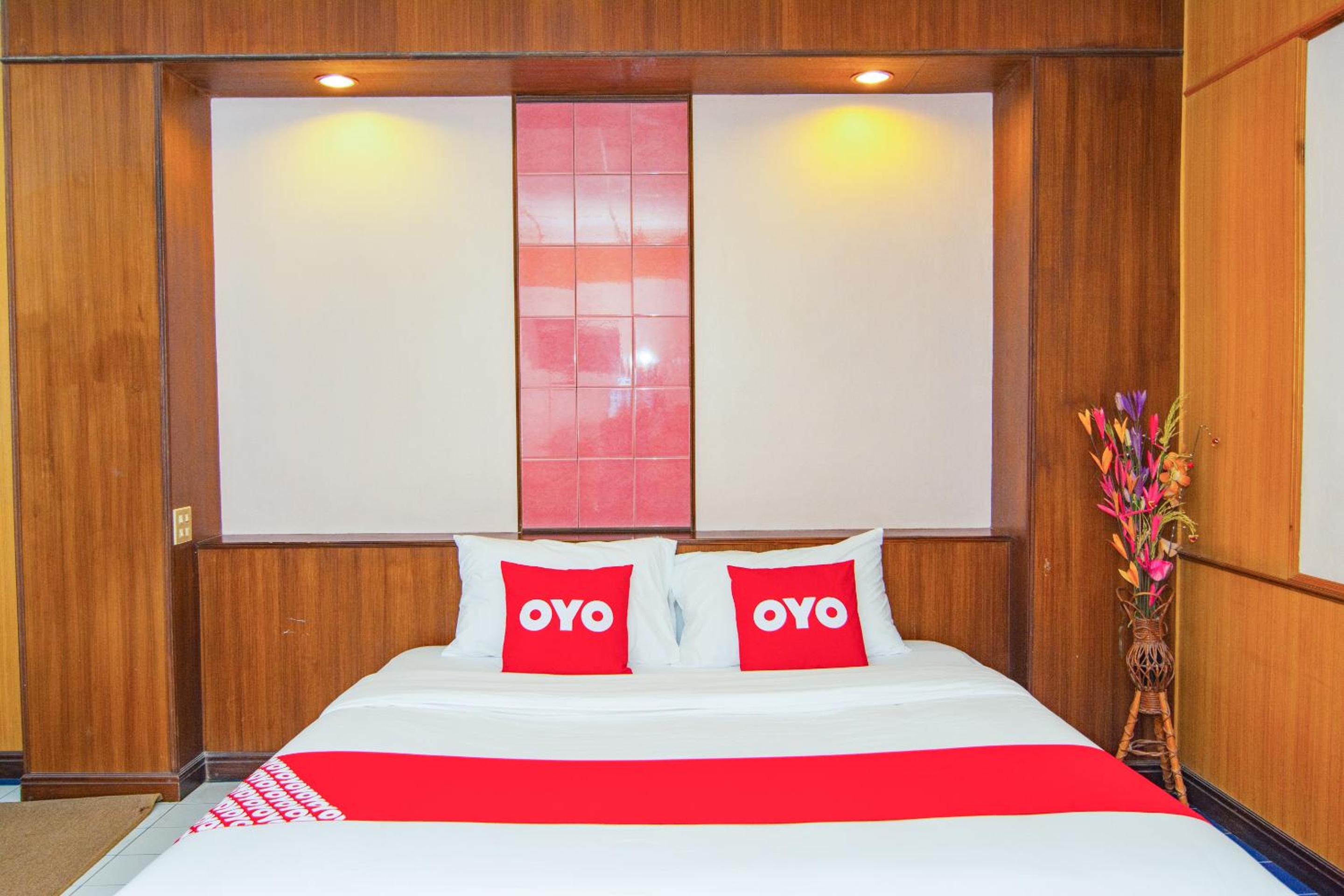 Deluxe King Room - Photo 6