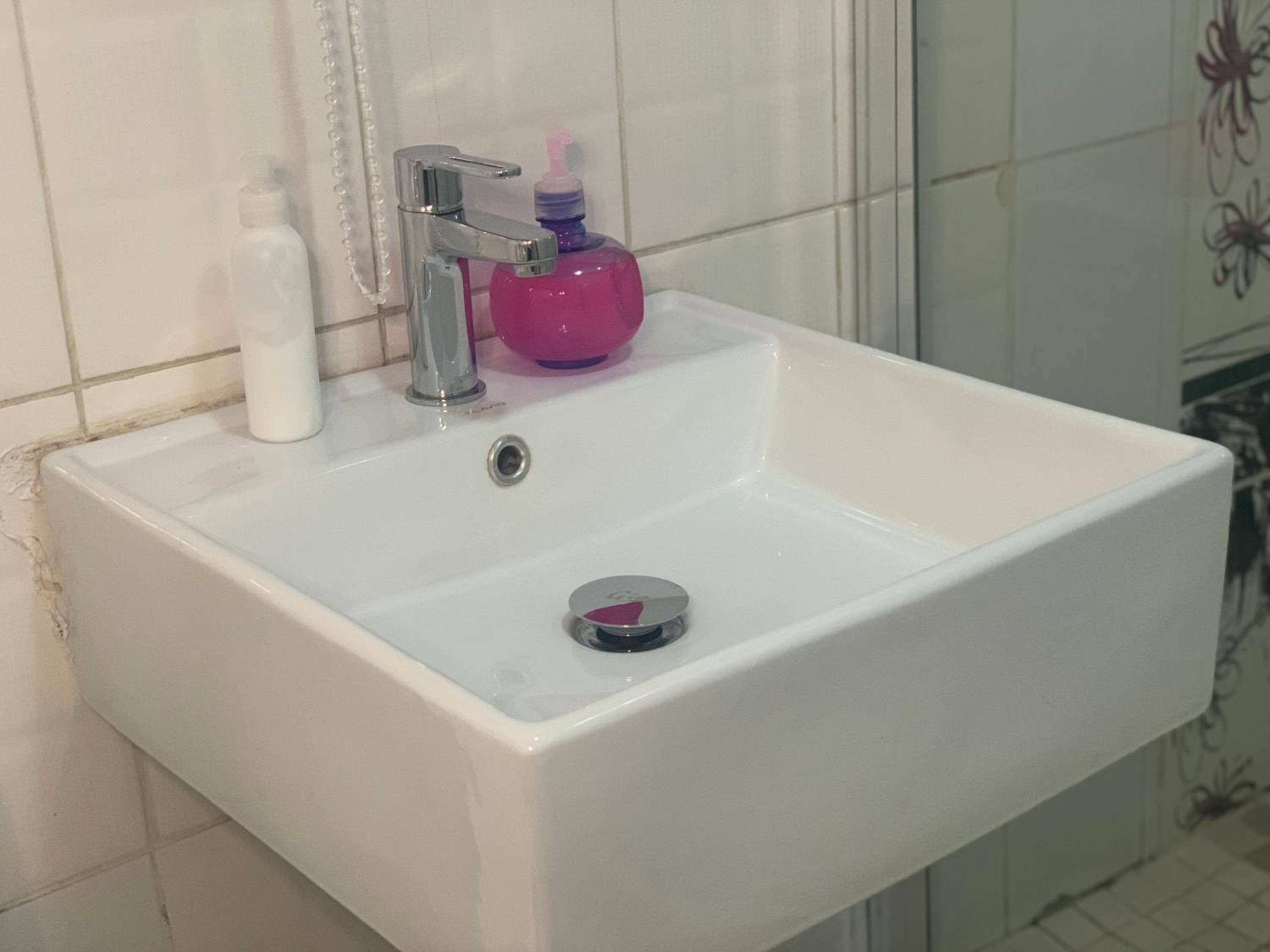 Deluxe Double Room with Shower - Photo 6