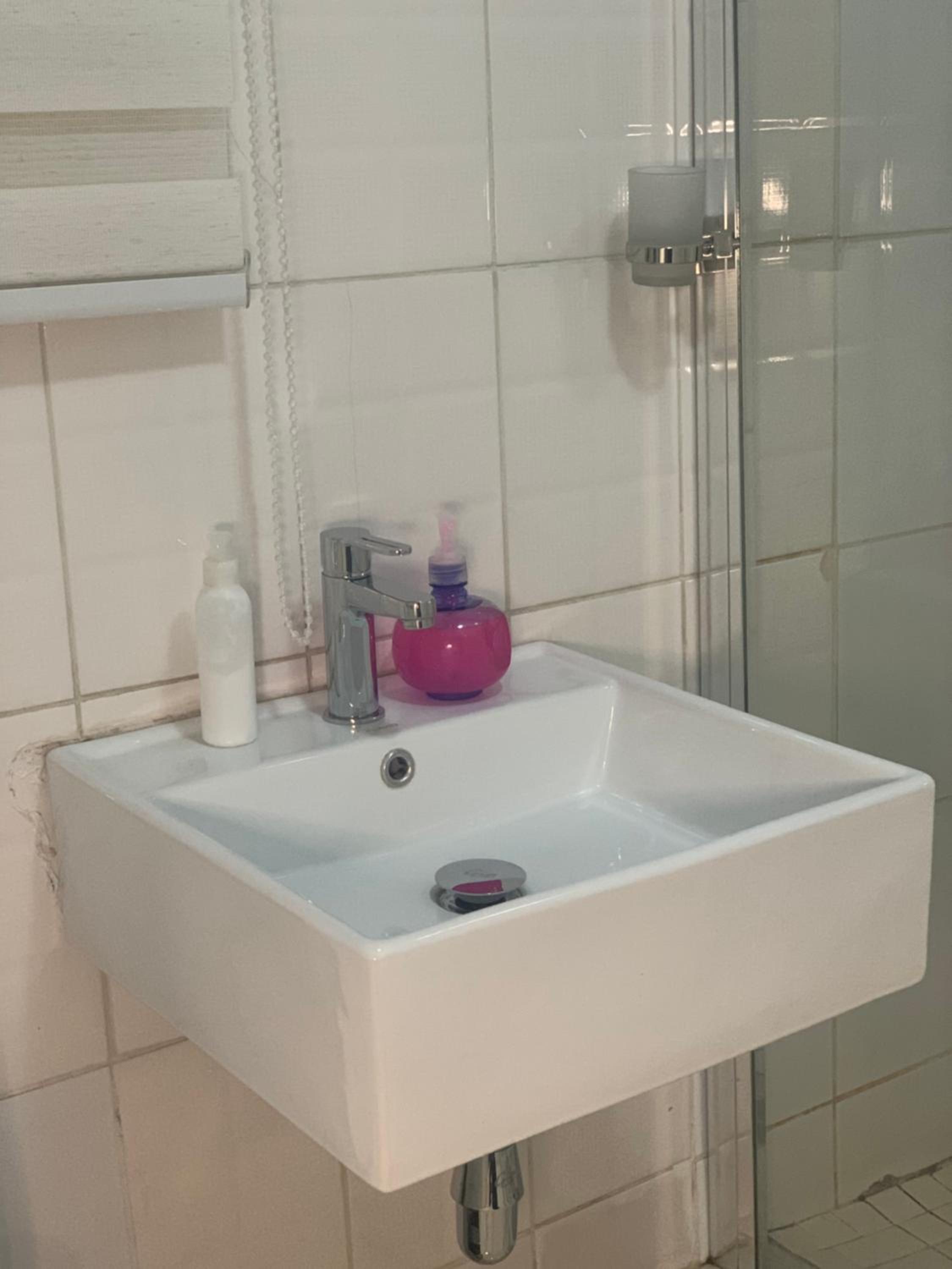Deluxe Double Room with Shower - Photo 4