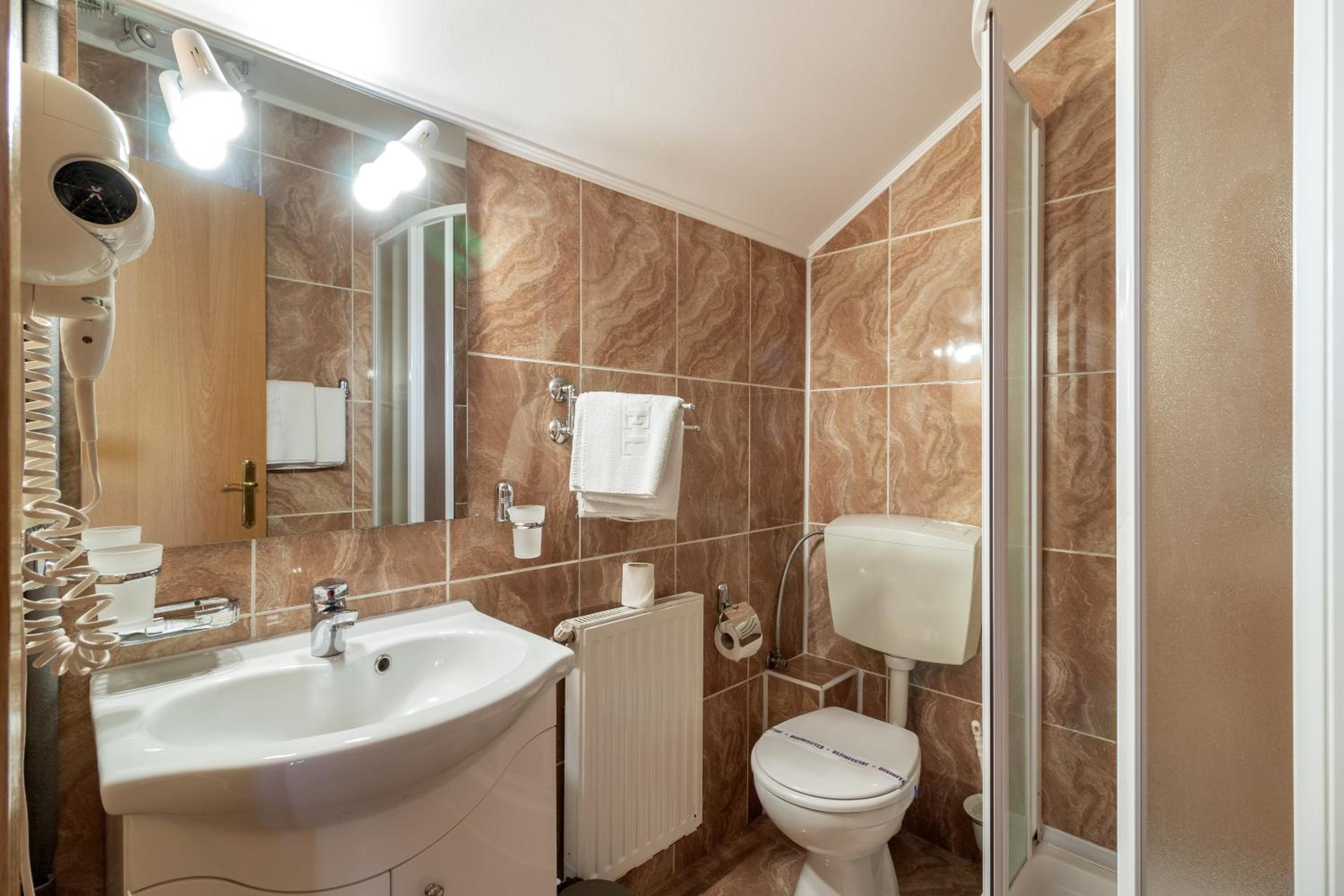 Twin Room - Photo 10