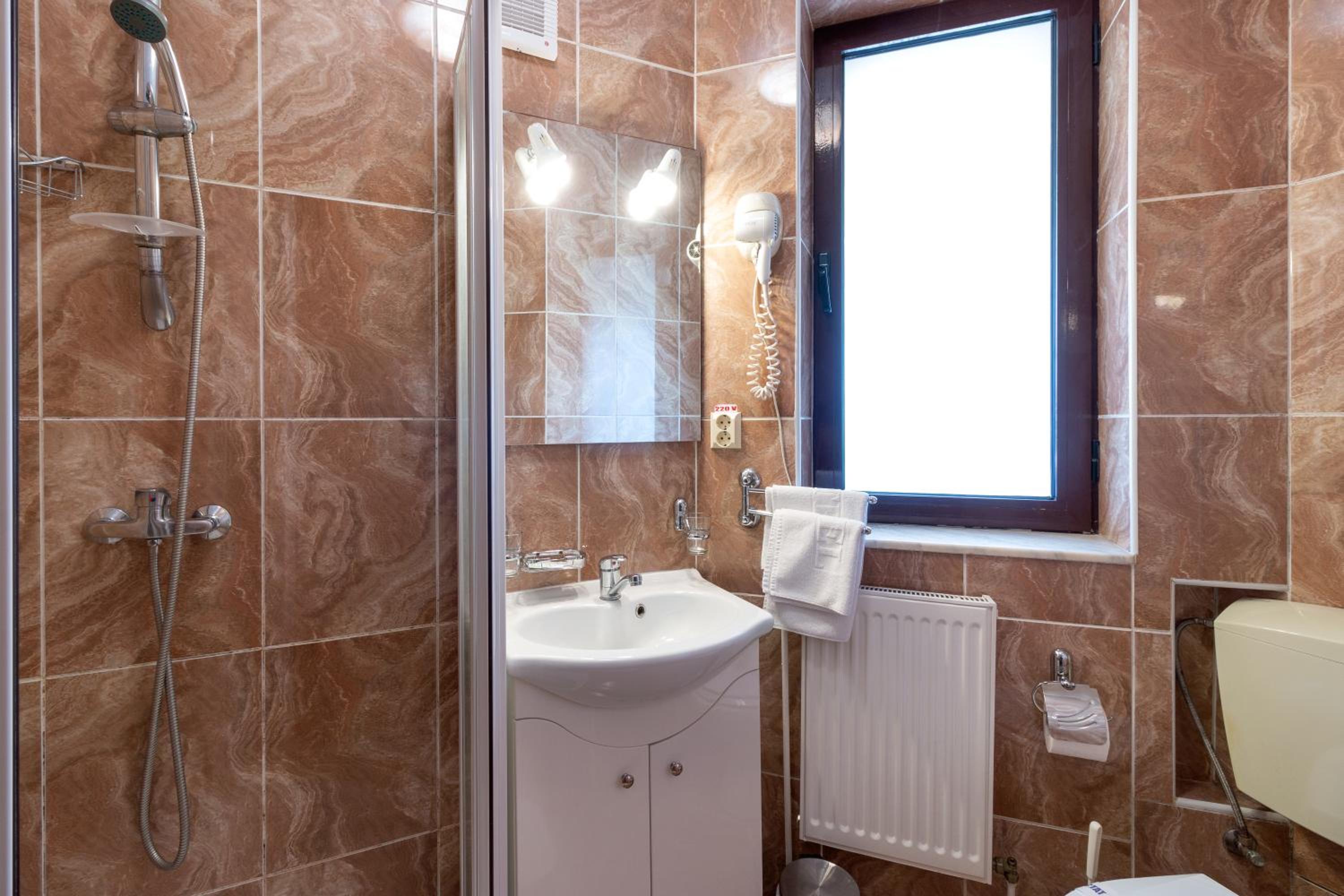 Double Room - Photo 11