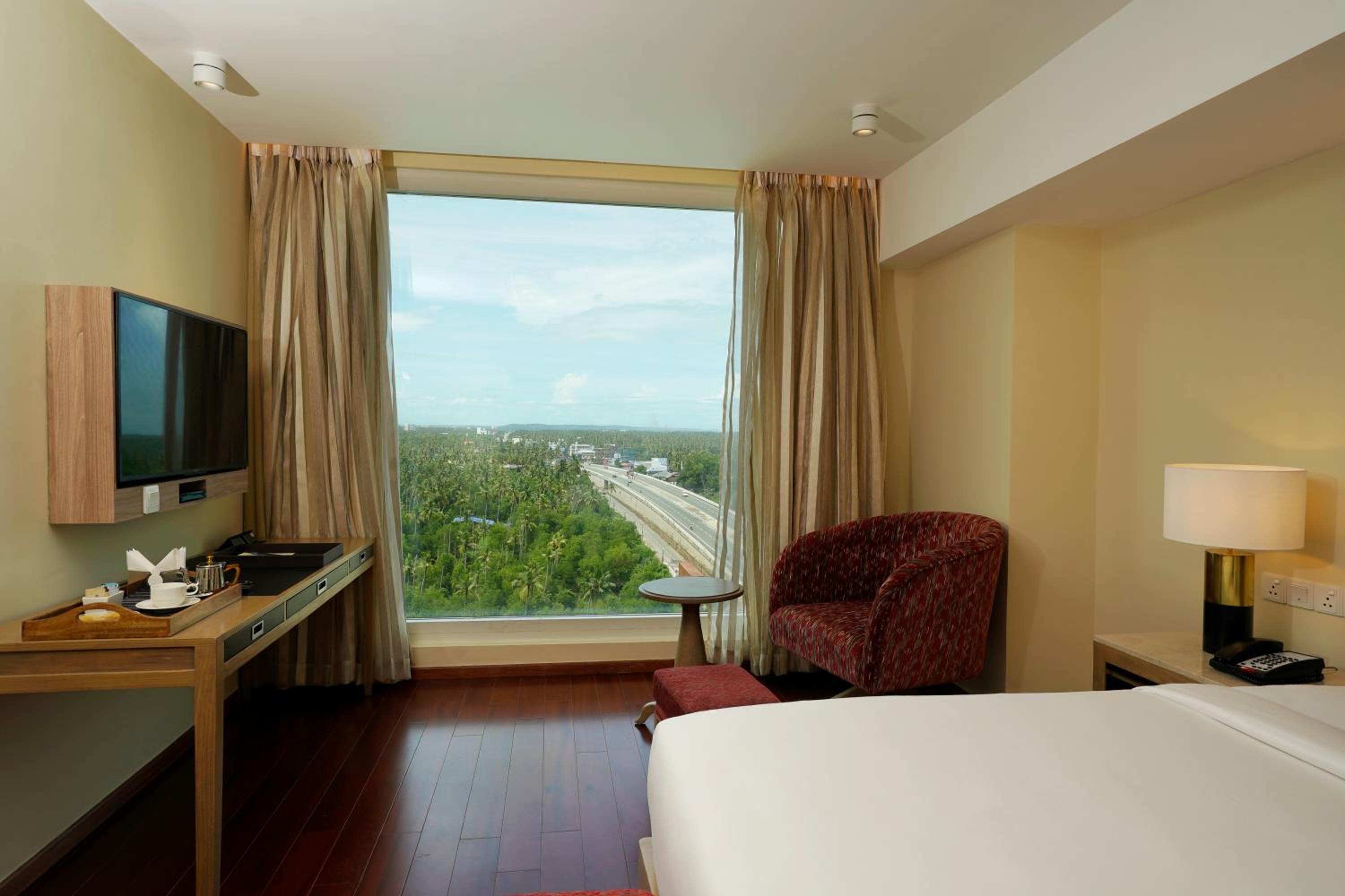 Suite - 20% Discount on Food, Soft Beverages, Laundry, Spa & Saloon Services - Photo 3