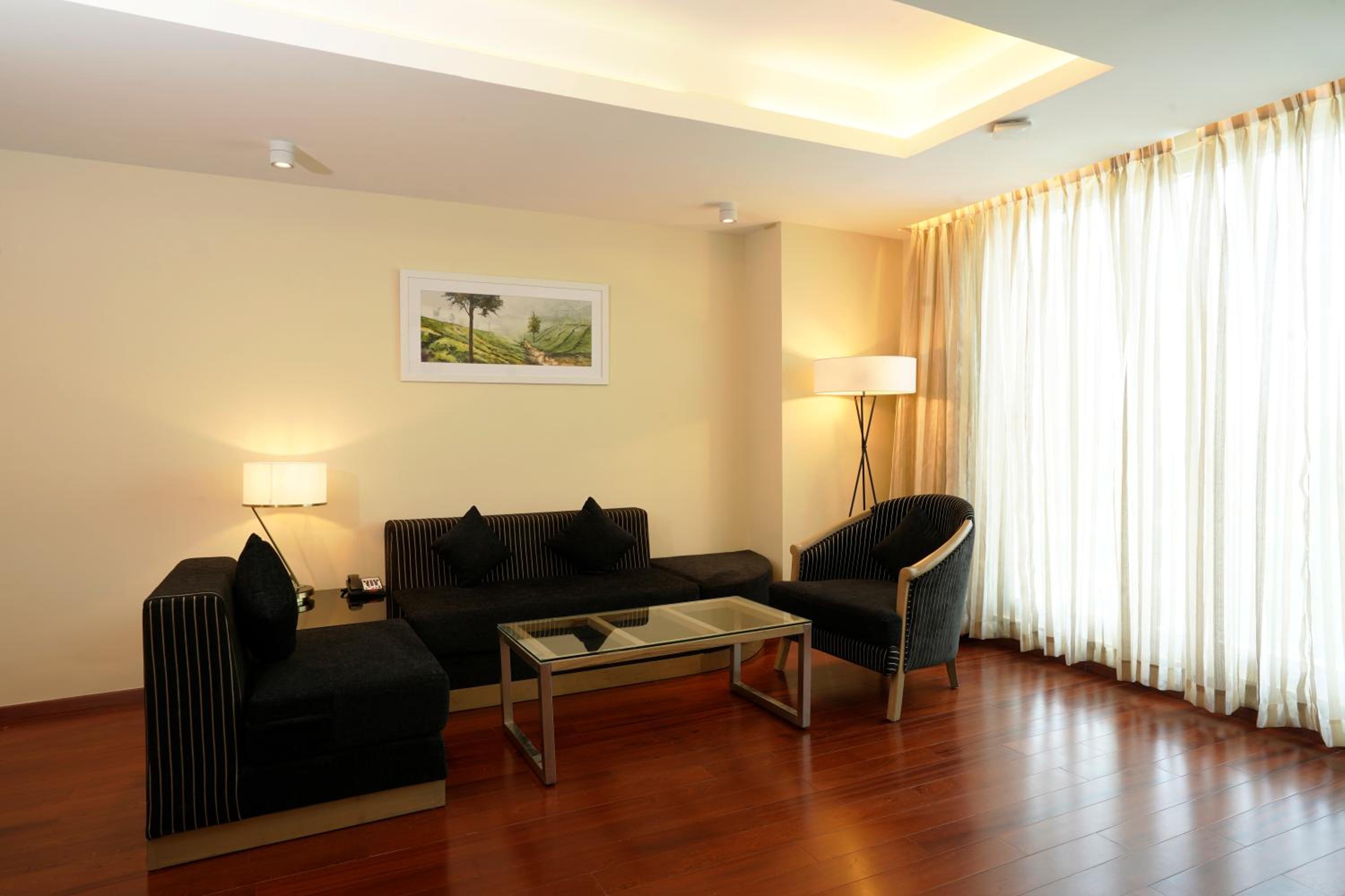 Suite - 20% Discount on Food, Soft Beverages, Laundry, Spa & Saloon Services - Photo 6