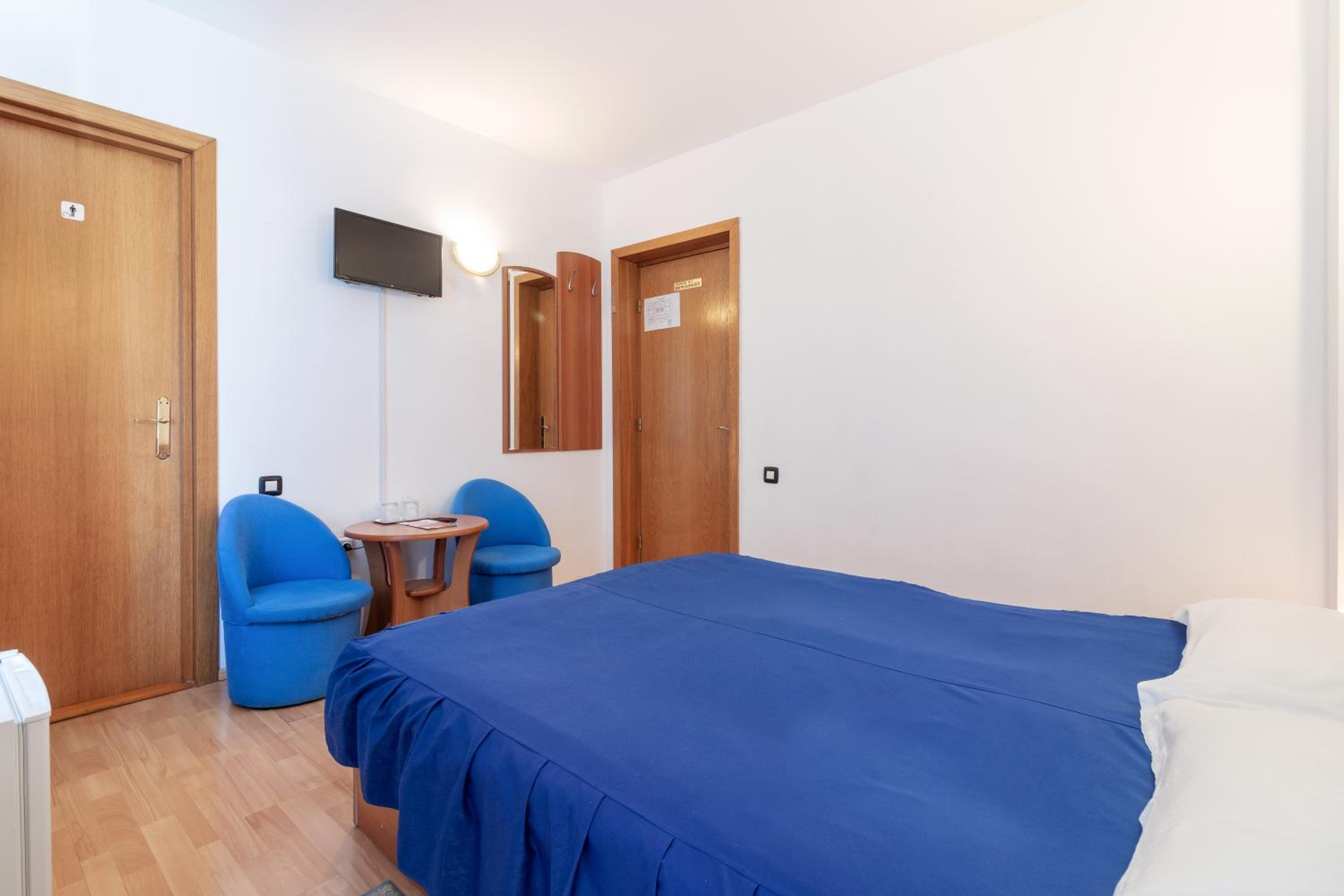 Double Room - Photo 6