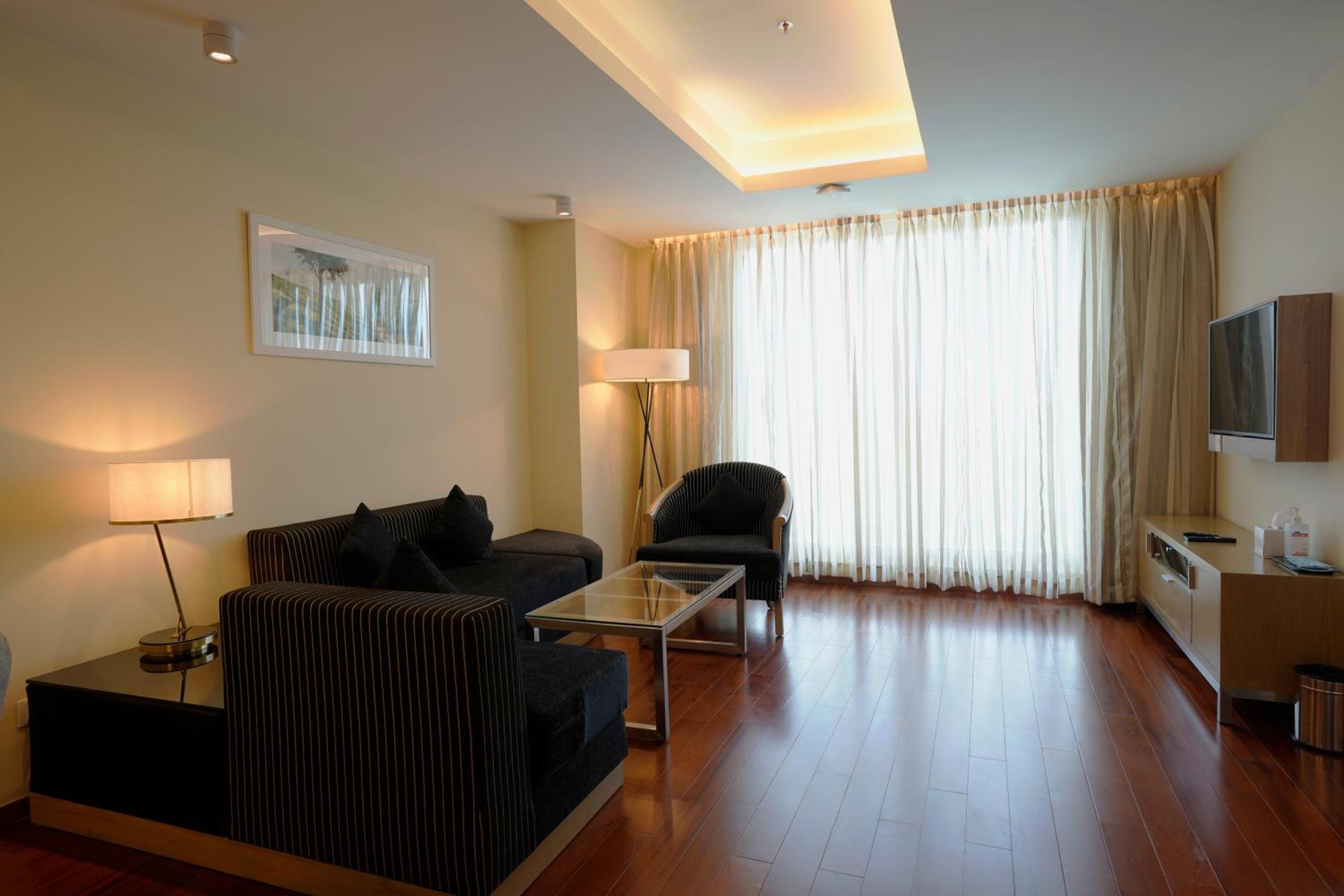 Suite - 20% Discount on Food, Soft Beverages, Laundry, Spa & Saloon Services - Photo 8