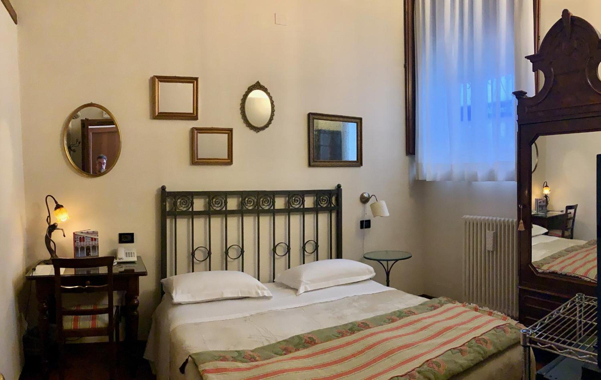 Economy Double Room with French bed - Photo 1