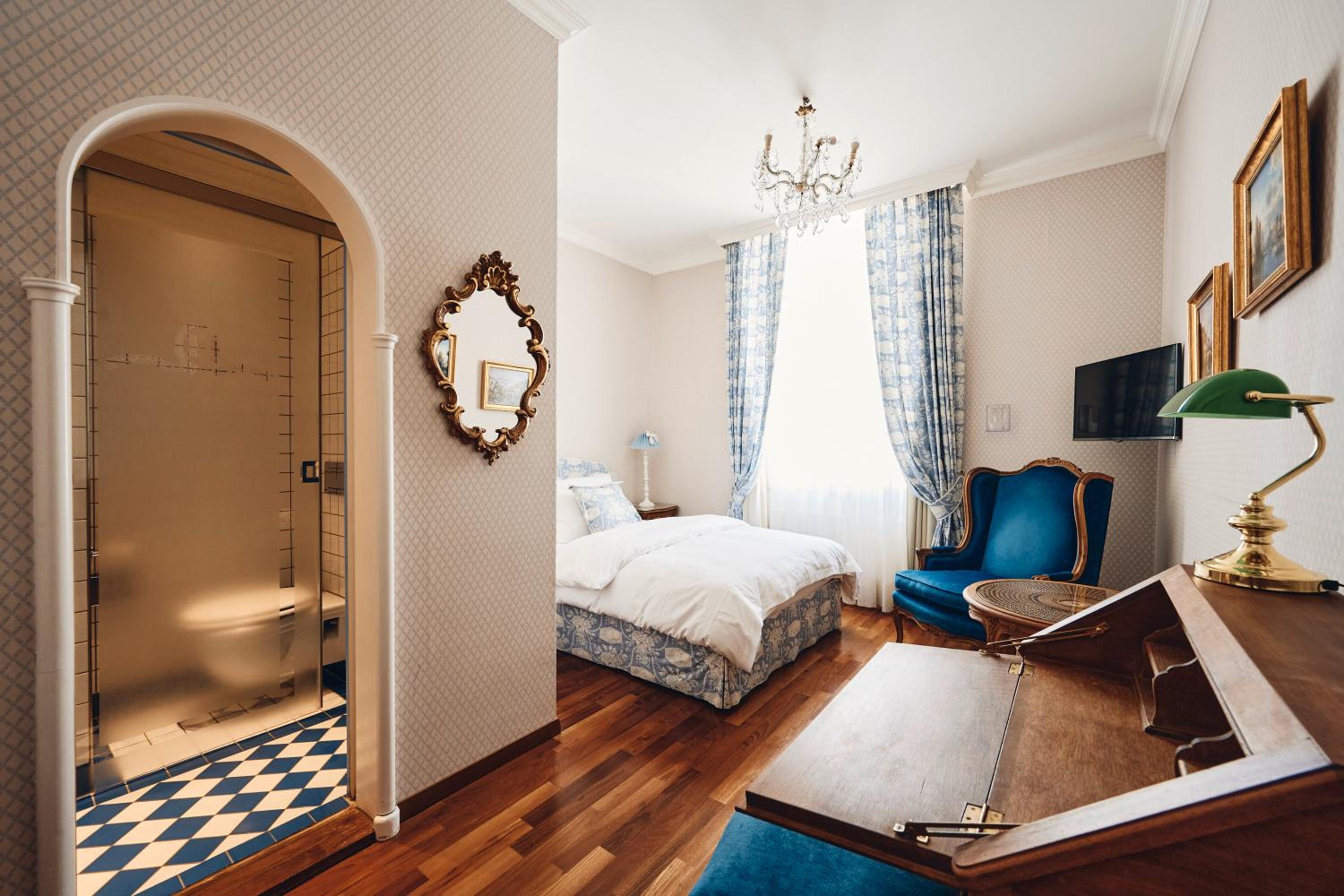 Superior Single Room with Queen-Size Bed photo 1