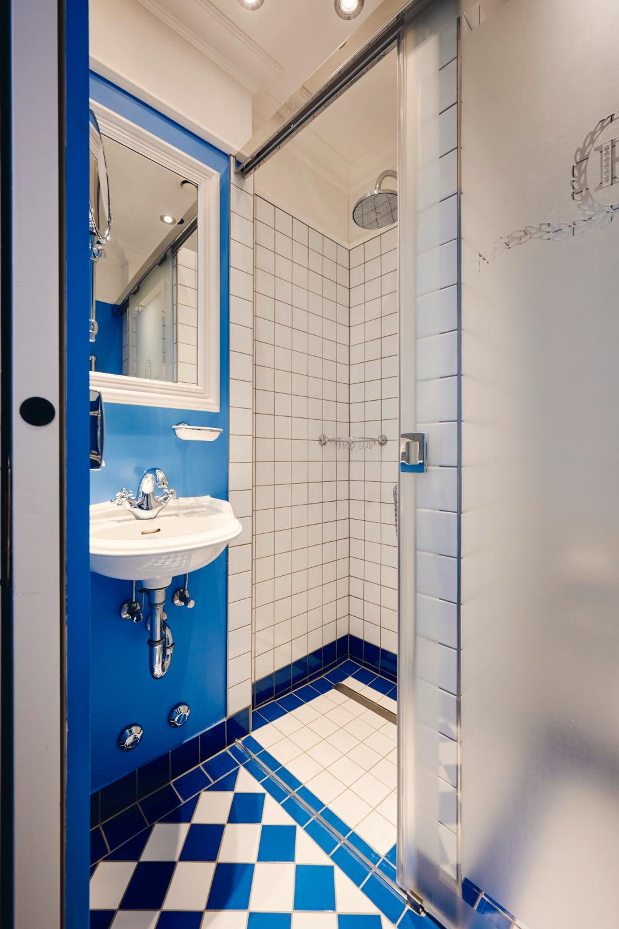 Superior Single Room with Queen-Size Bed photo 2