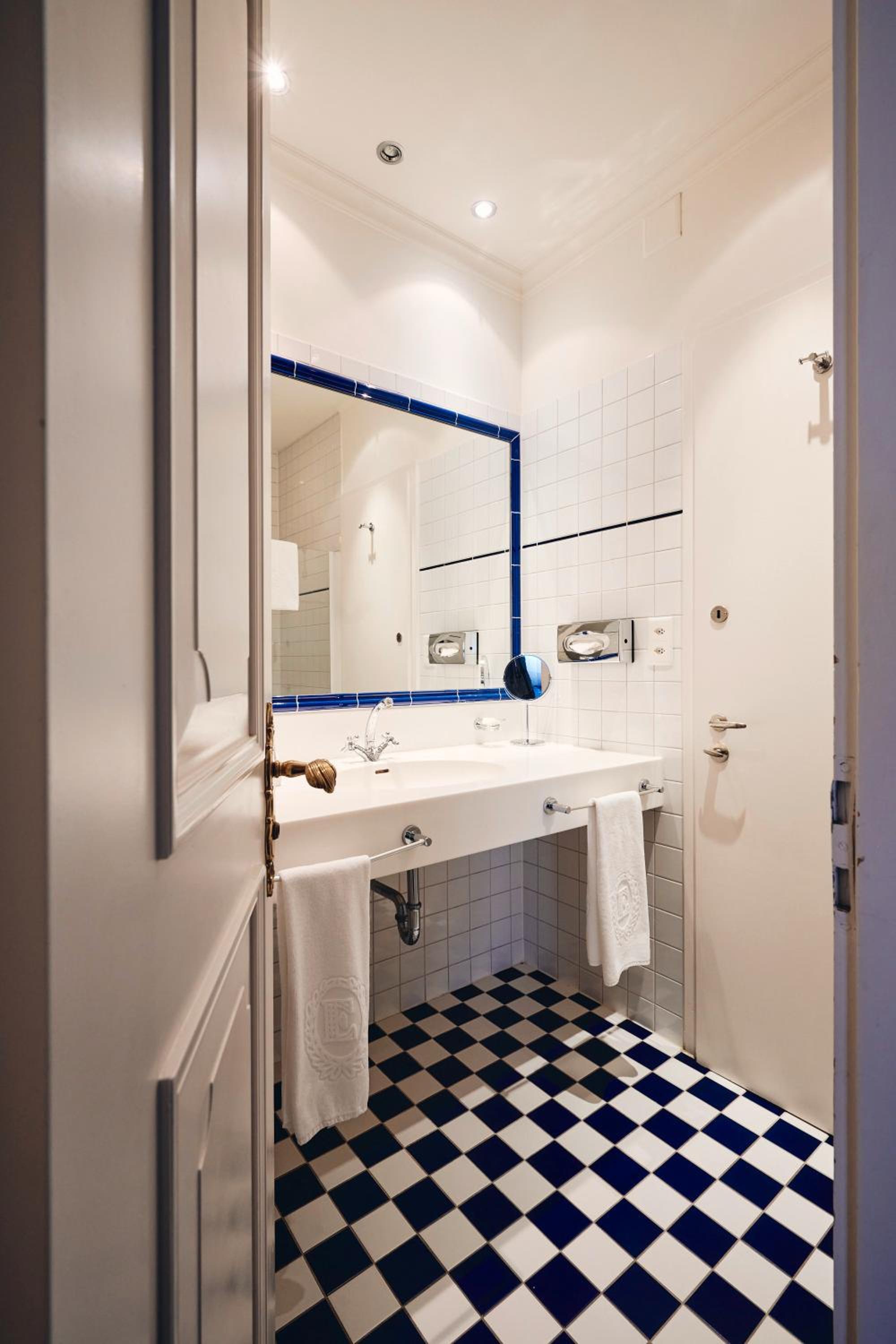 Suite - Photo 8