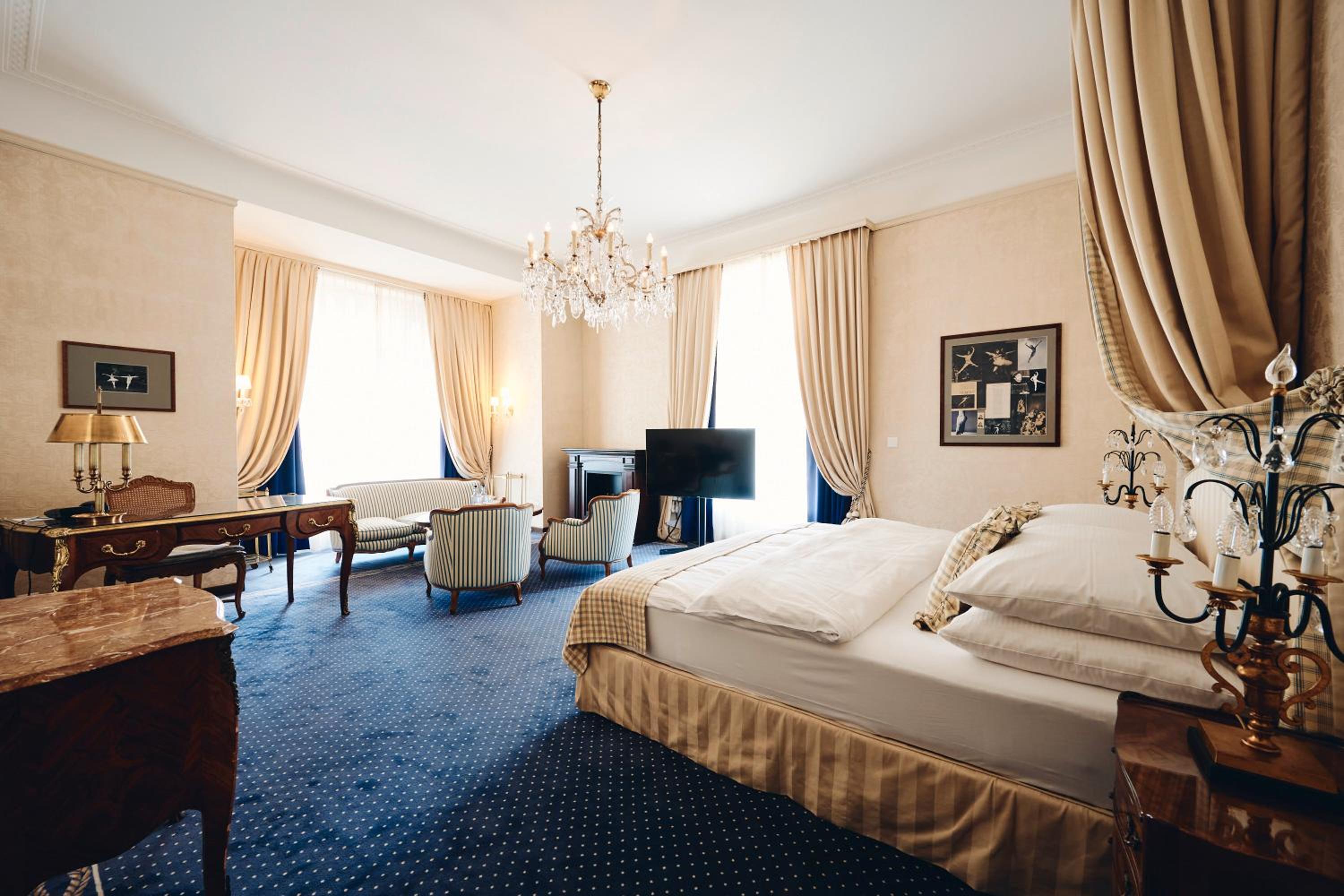 Suite - Photo 1