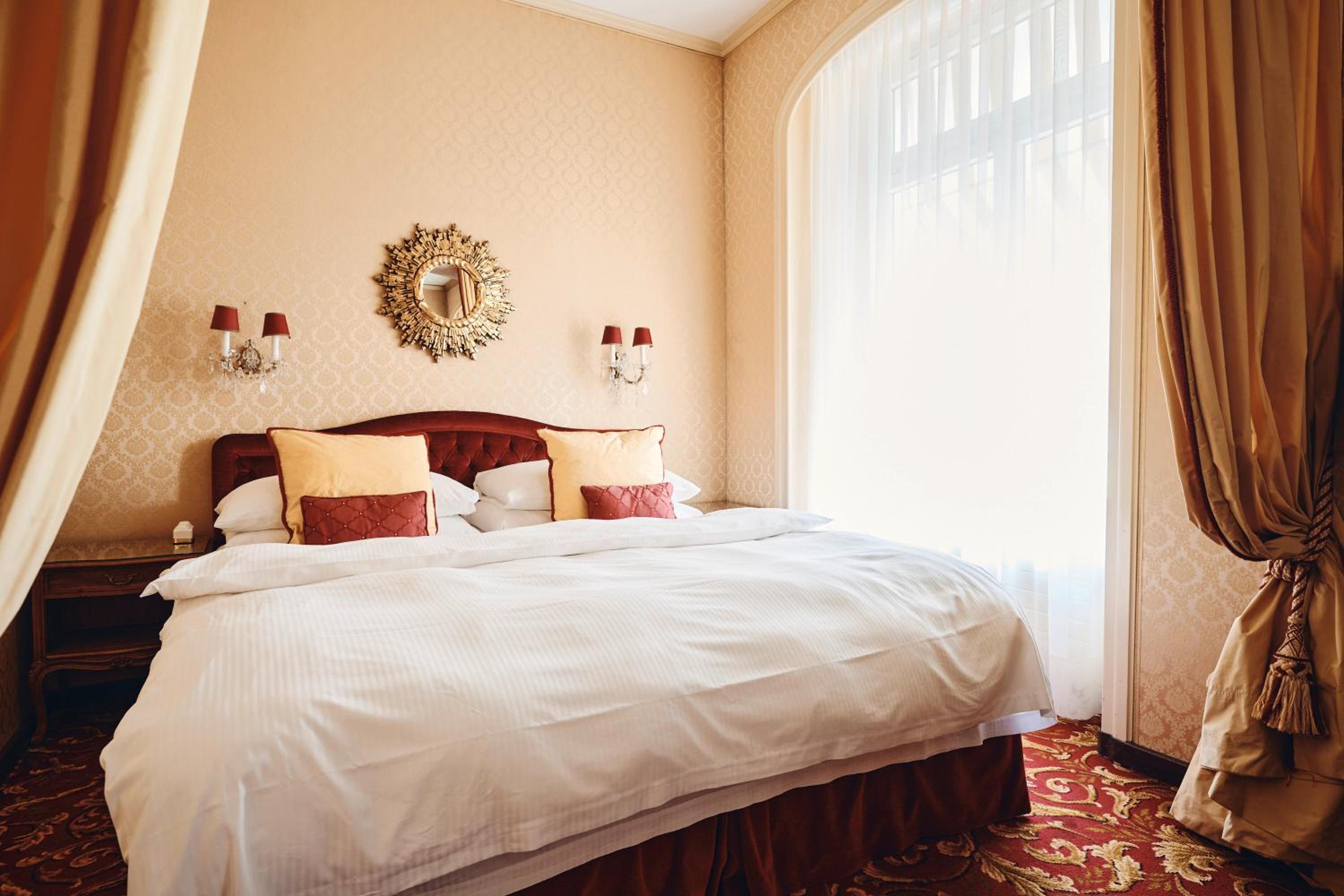 Executive King Room with Sofa Bed photo 2