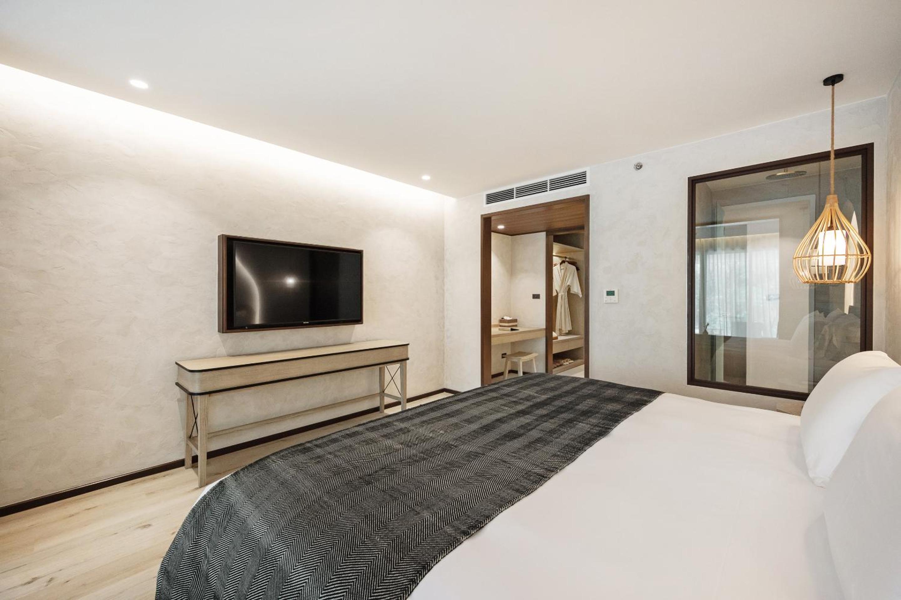 Deluxe King Room - Photo 3