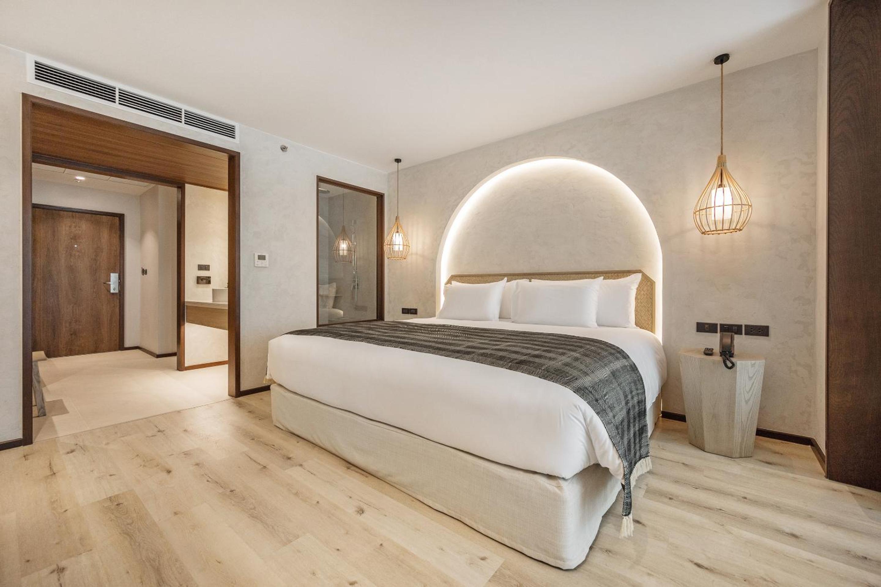 Deluxe King Room - Photo 1