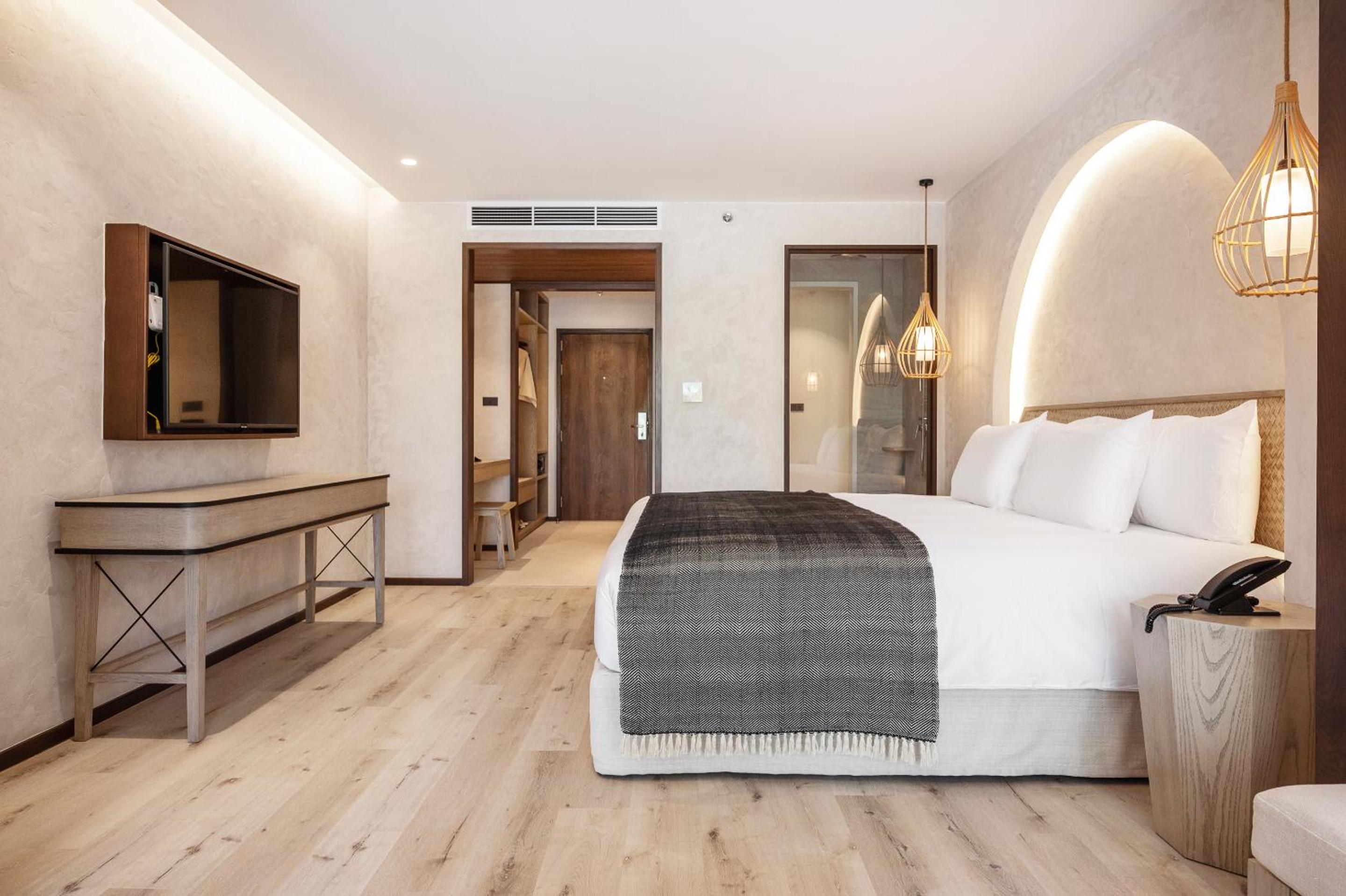 Deluxe King Room - Photo 4