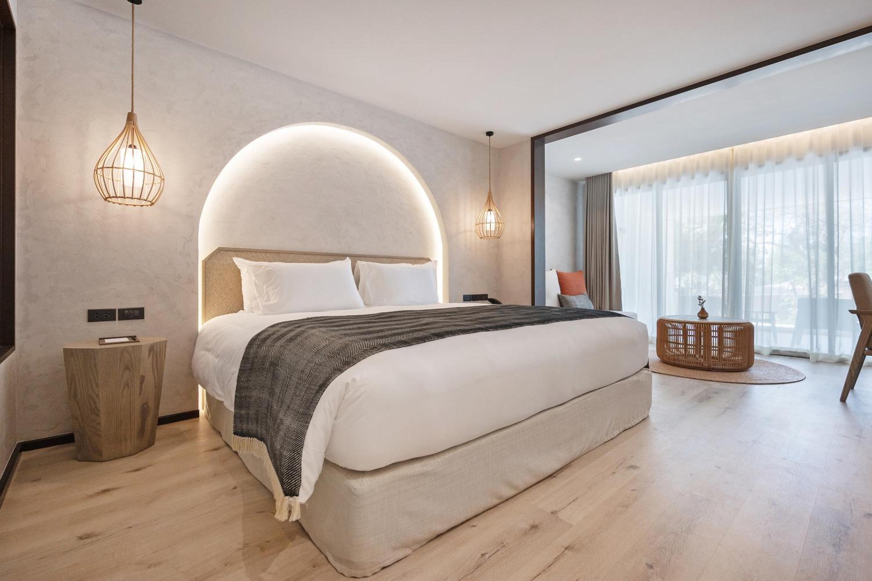 Deluxe King Room - Photo 14