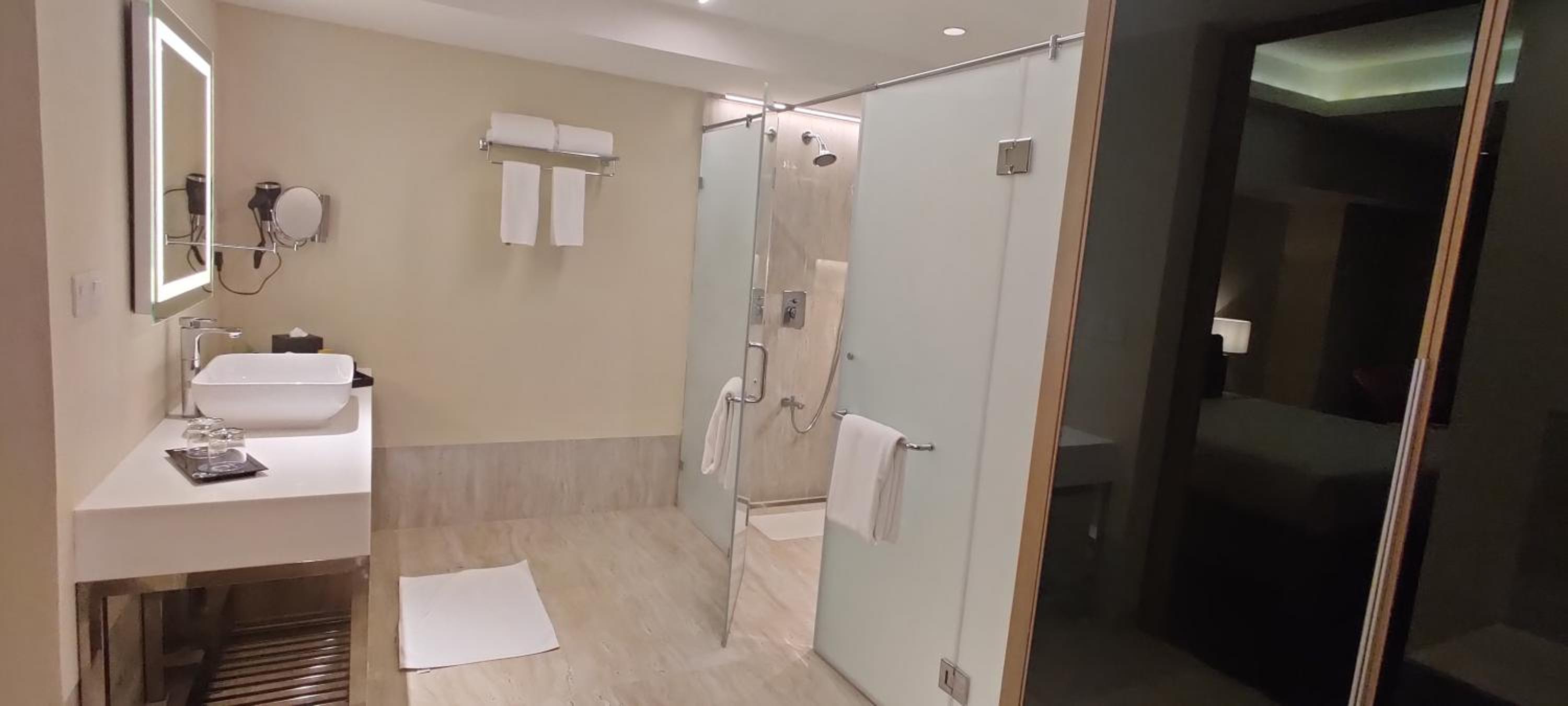 Suite - 20% Discount on Food, Soft Beverages, Laundry, Spa & Saloon Services - Photo 9