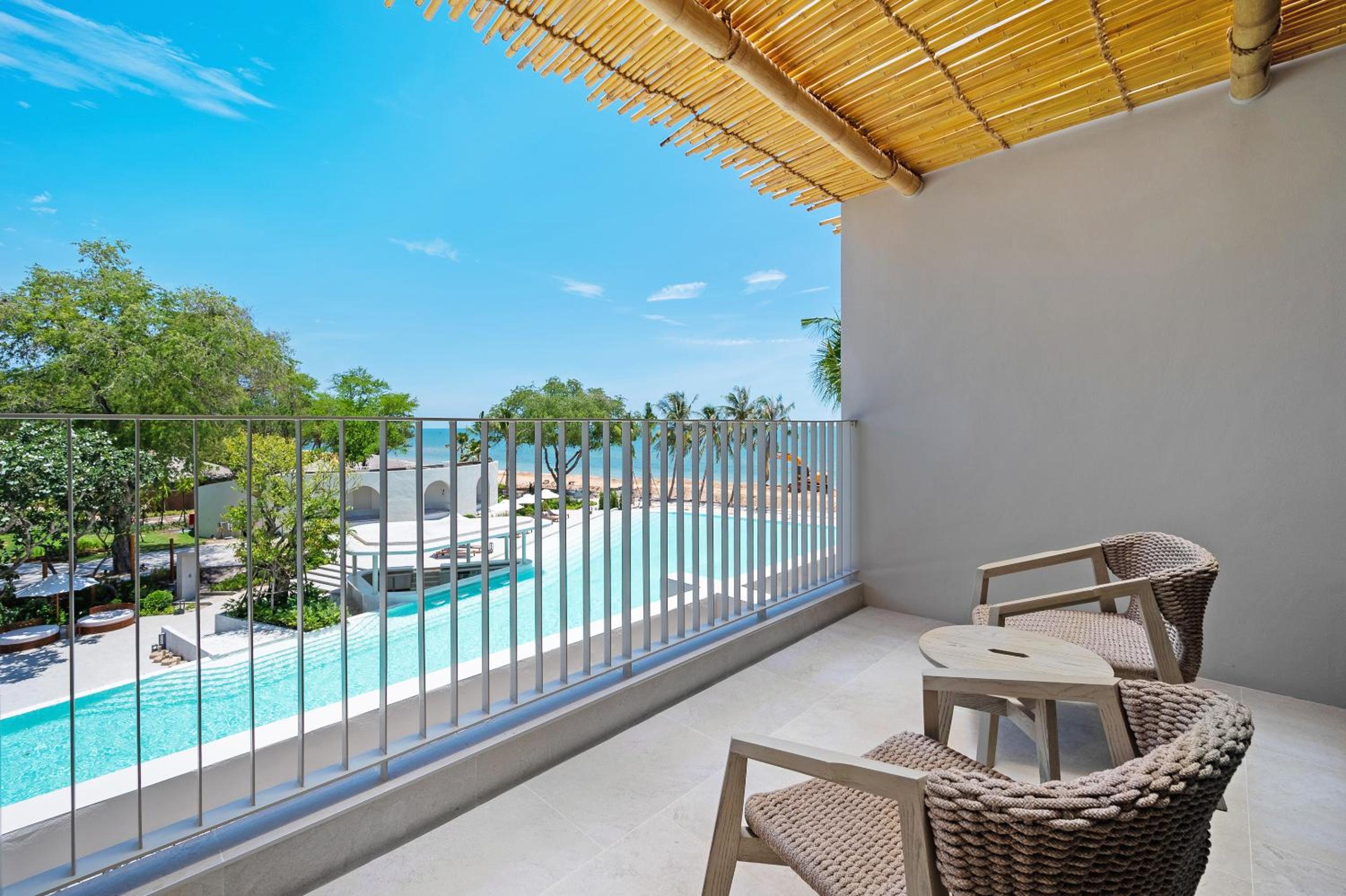 Deluxe King Room with Sea View - Photo 14