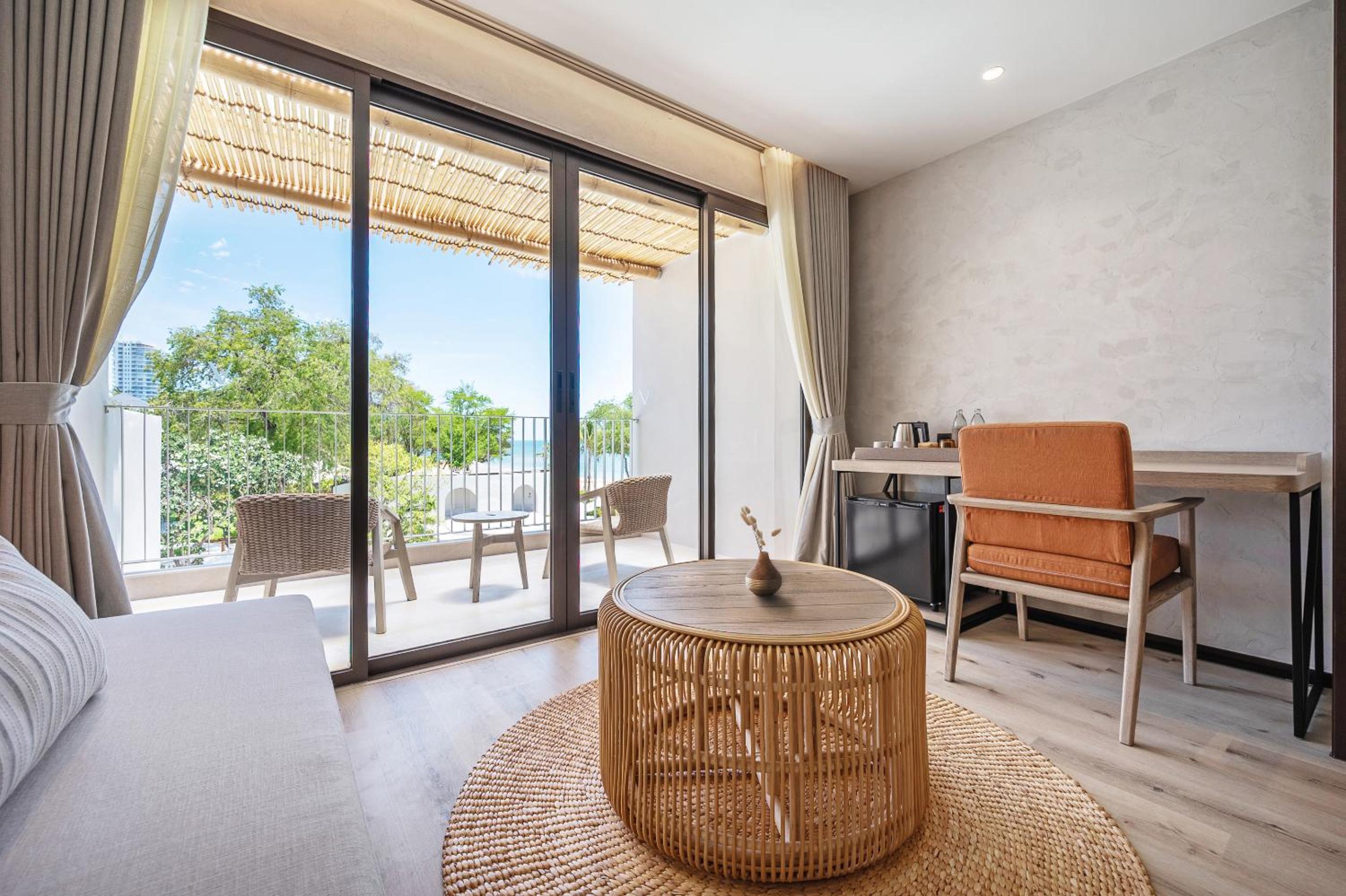 Deluxe King Room with Sea View - Photo 11
