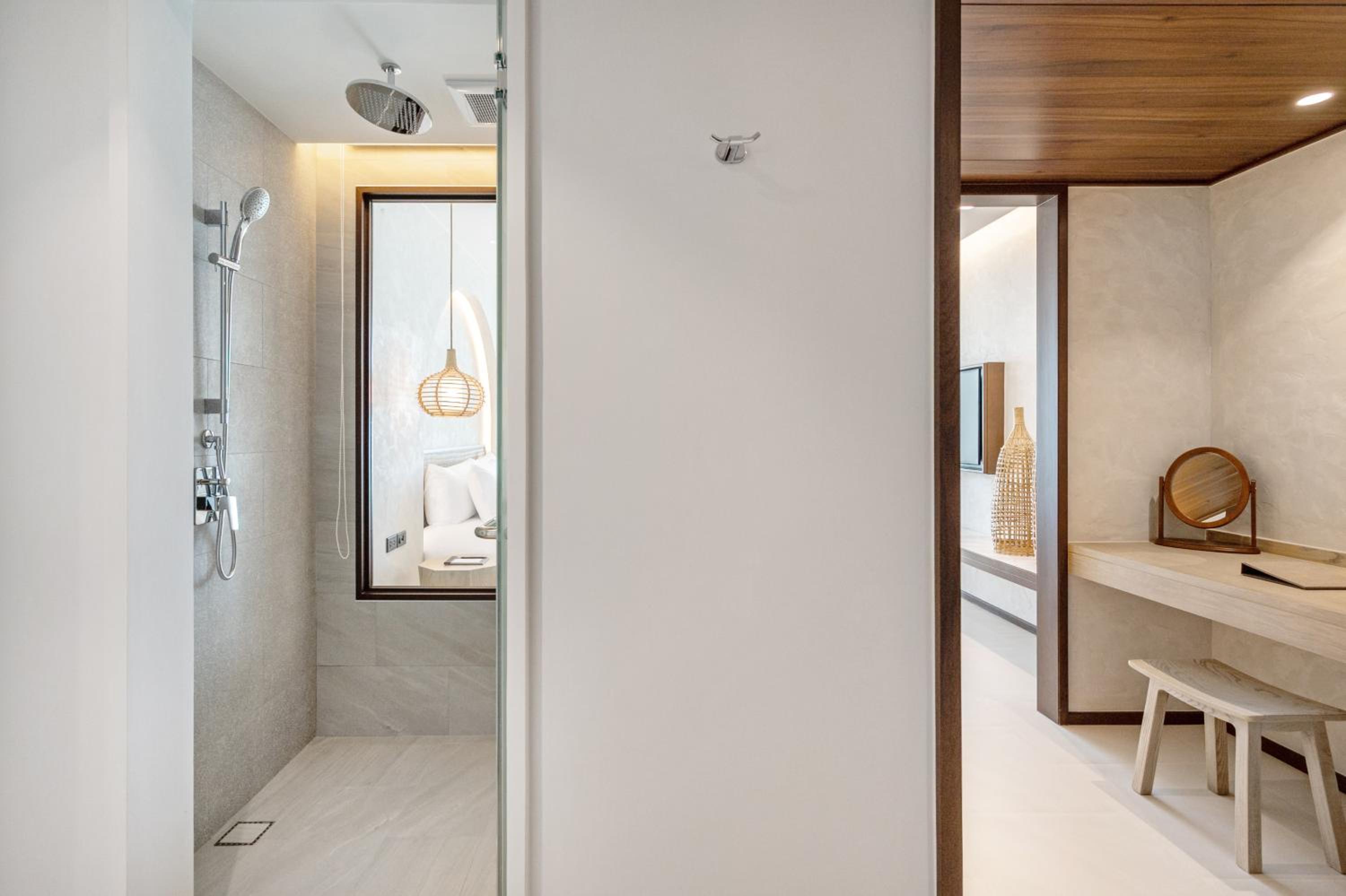 Deluxe King Room - Photo 12