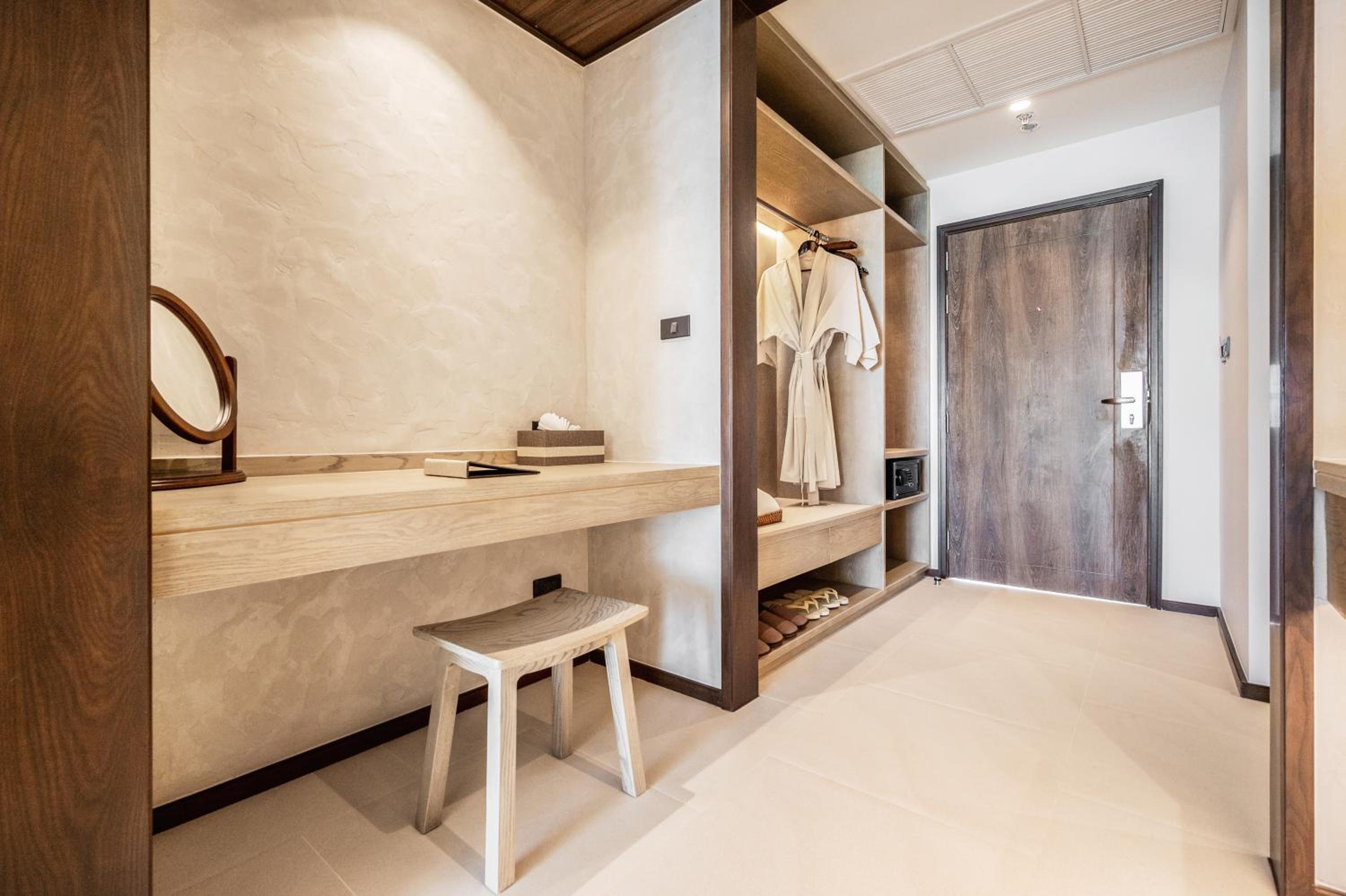 Deluxe King Room - Photo 6