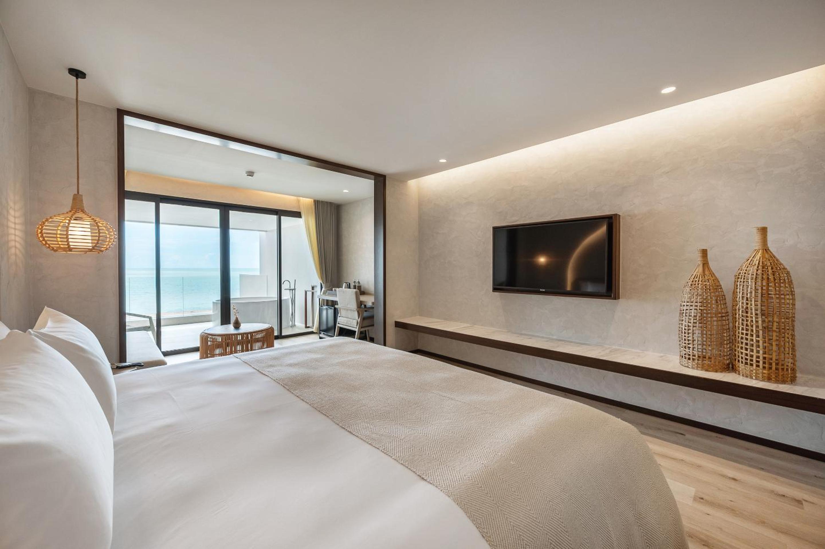 Deluxe King Room Beach Front - Photo 13