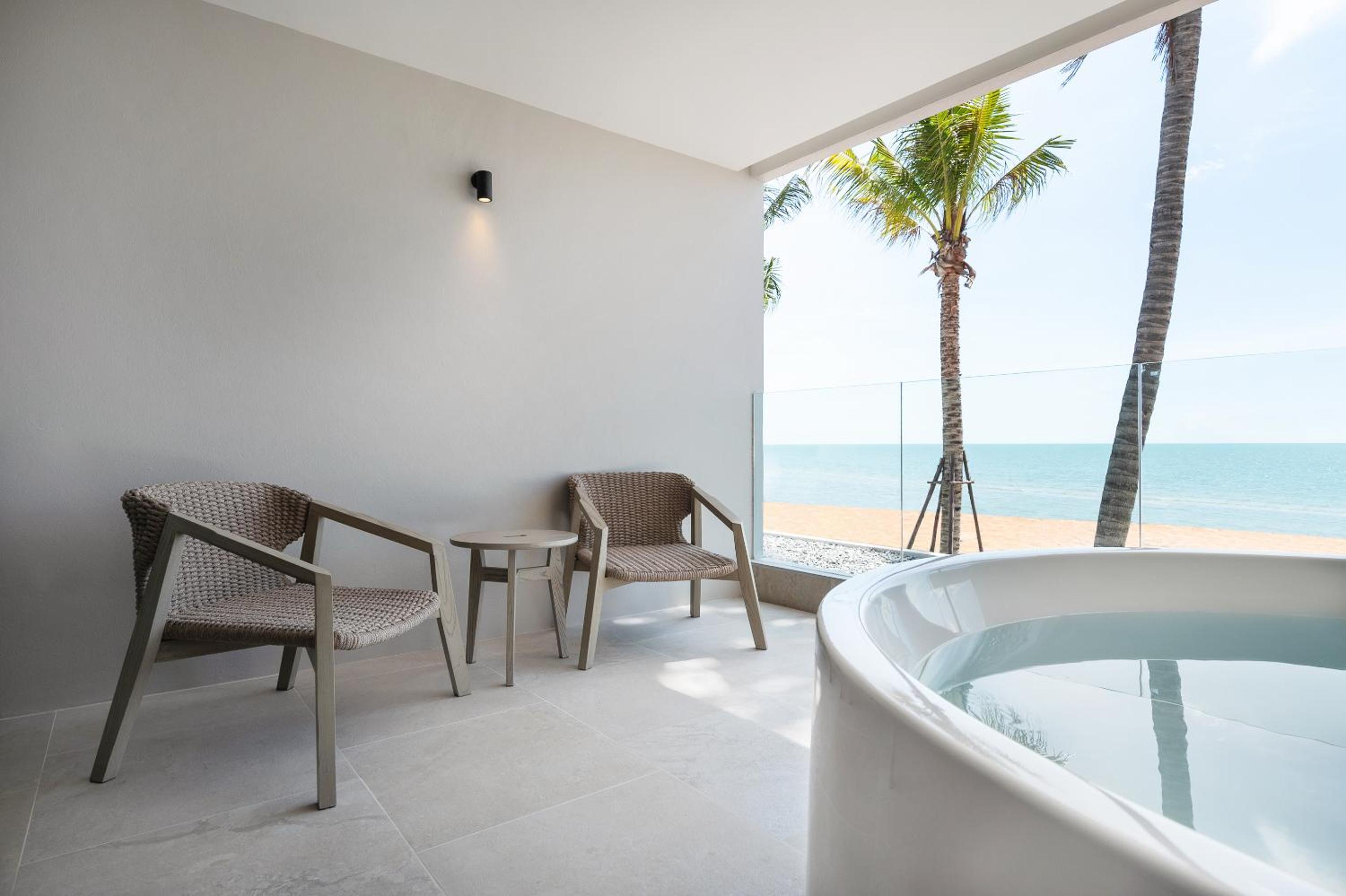 Deluxe King Room Beach Front - Photo 19