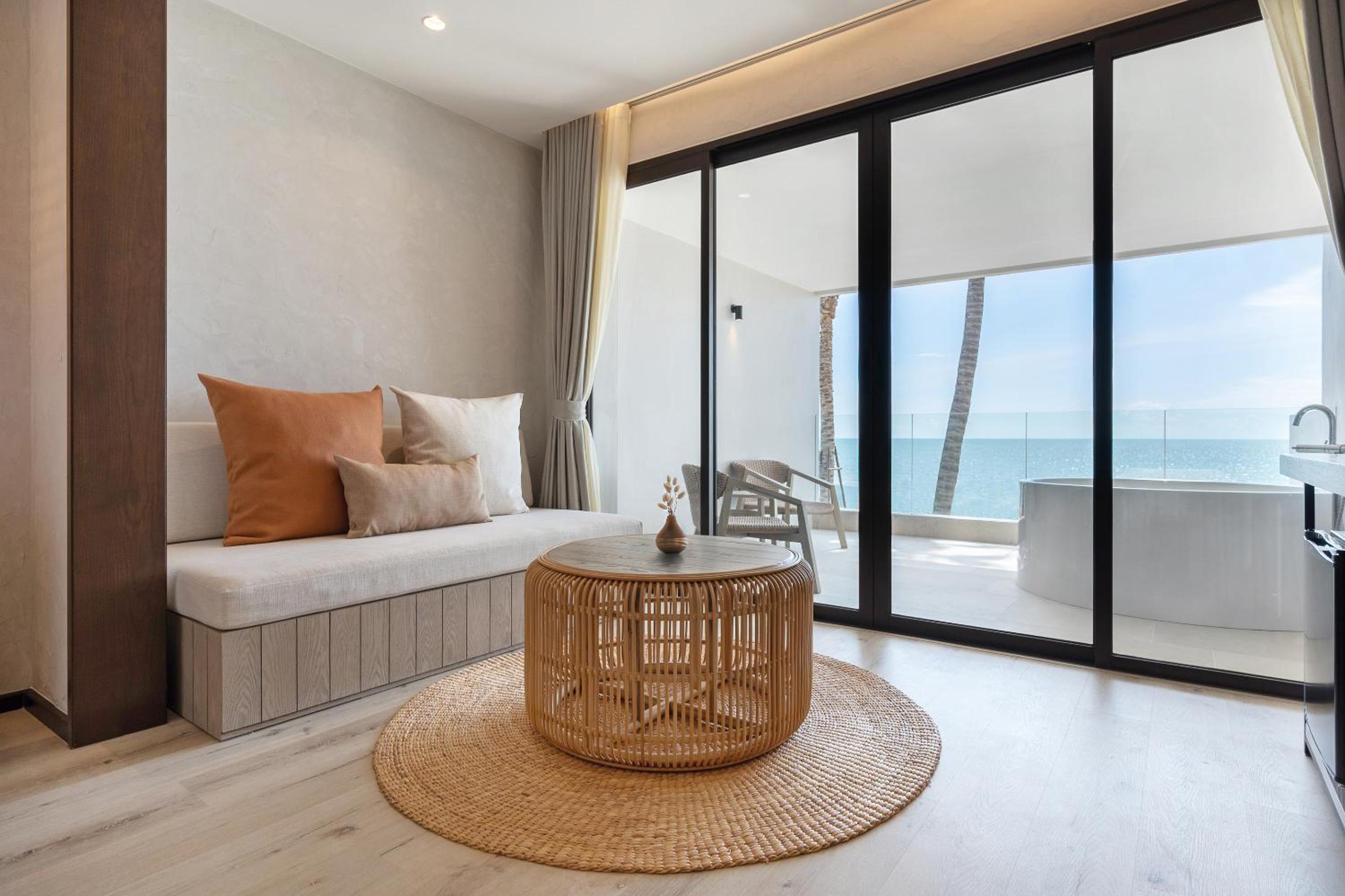 Deluxe King Room Beach Front - Photo 12